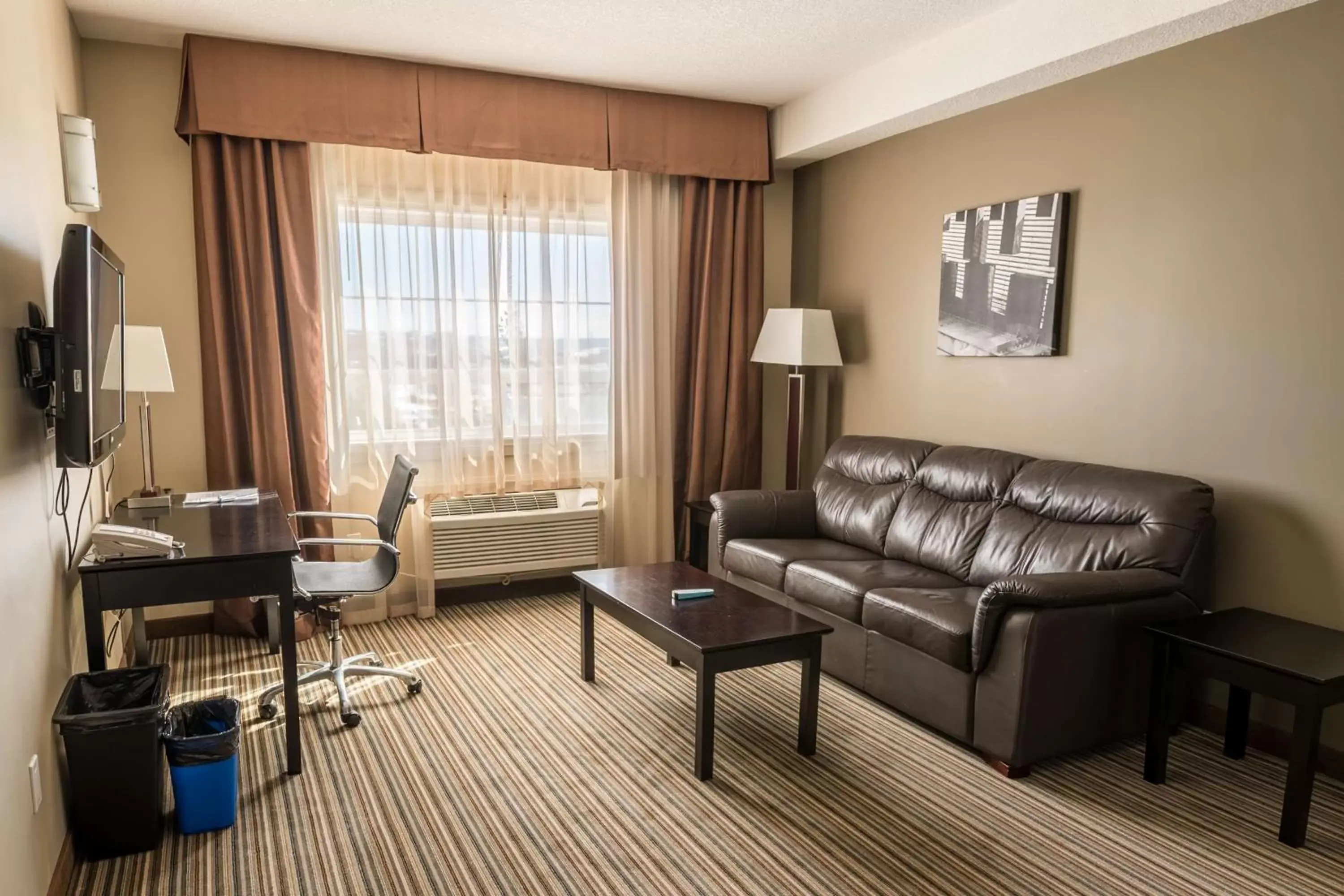 Photo of the whole room, Seating Area in Best Western Plus Peace River Hotel & Suites