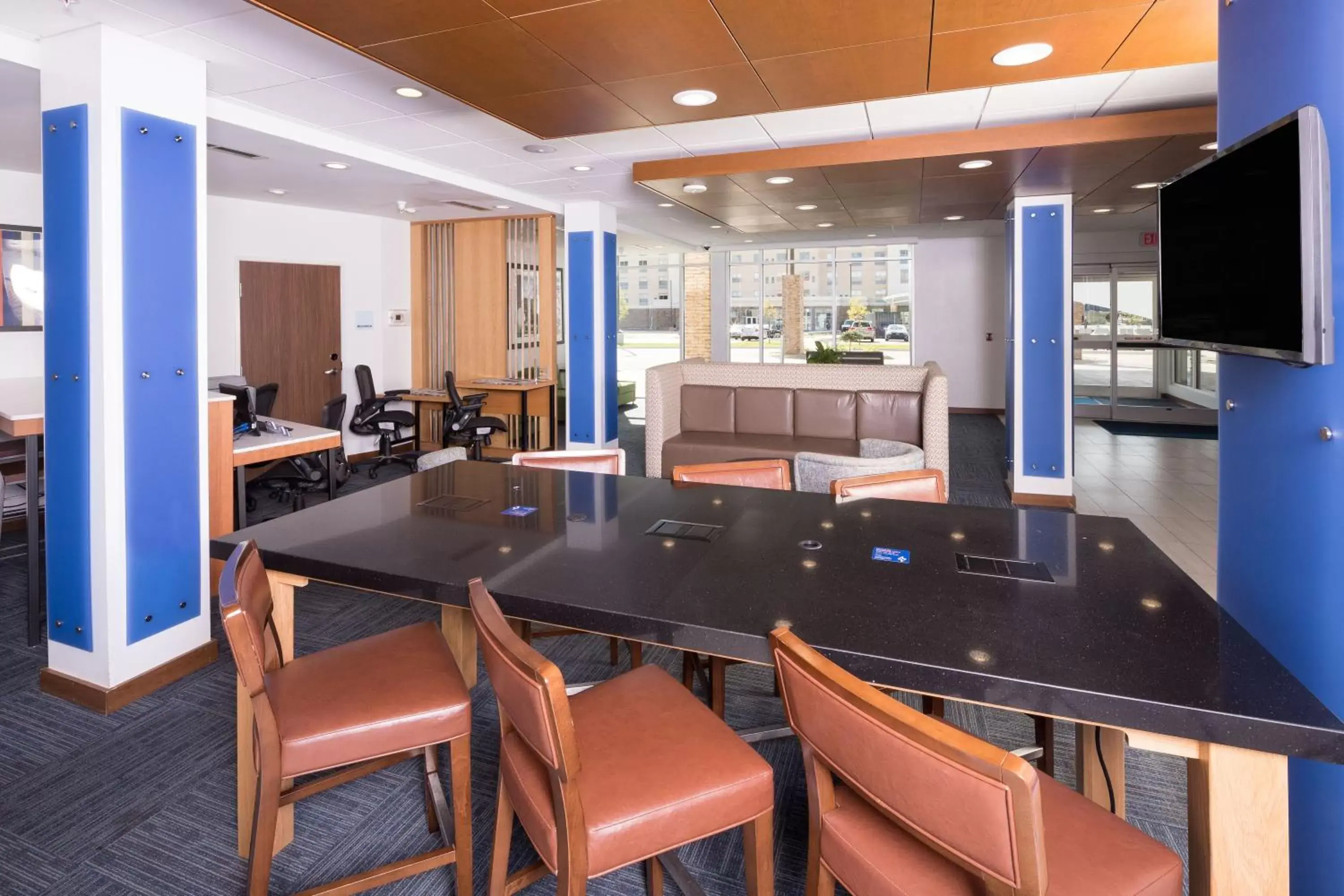 Lobby or reception, Lounge/Bar in Holiday Inn Express & Suites - Kalamazoo West, an IHG Hotel