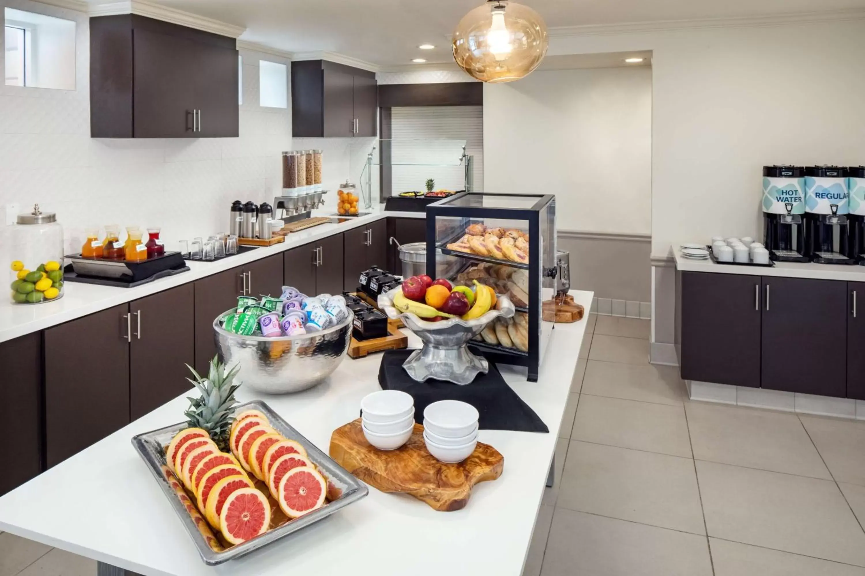 Breakfast, Kitchen/Kitchenette in Hilton Garden Inn Arcadia/Pasadena Area