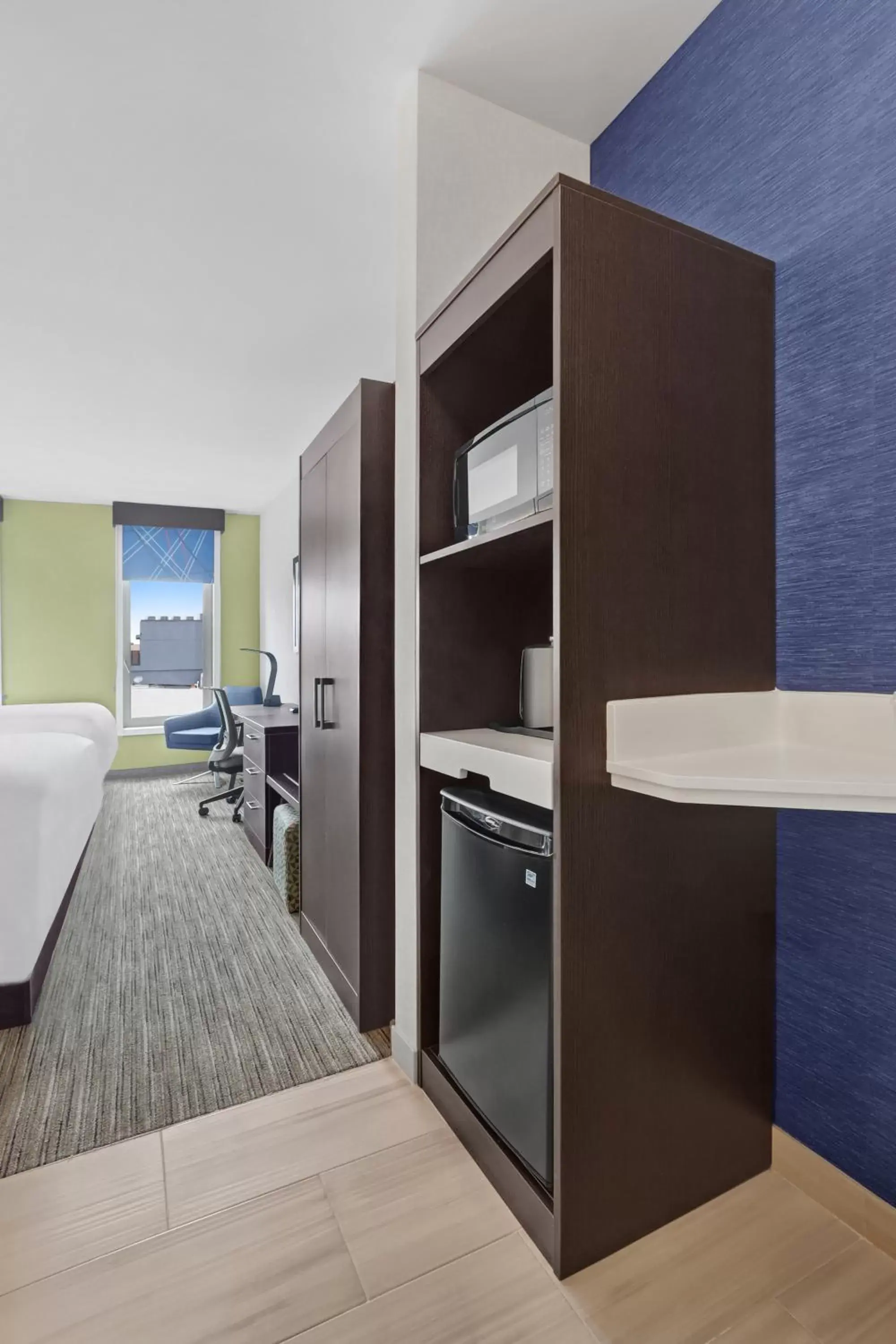 Bed, Kitchen/Kitchenette in Holiday Inn Express - Brooklyn - Bushwick , an IHG Hotel