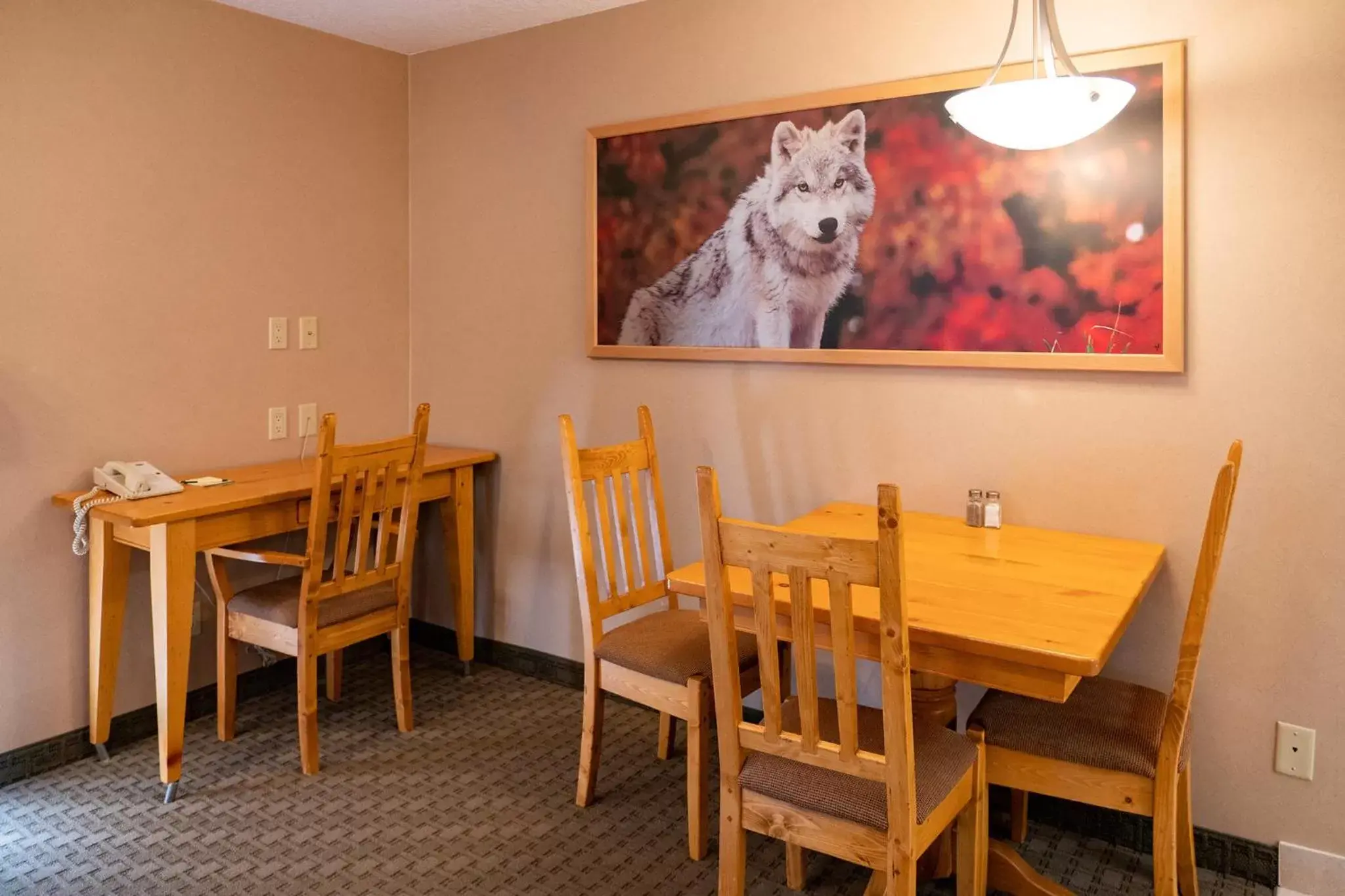 Seating area, Restaurant/Places to Eat in Banff Rocky Mountain Resort