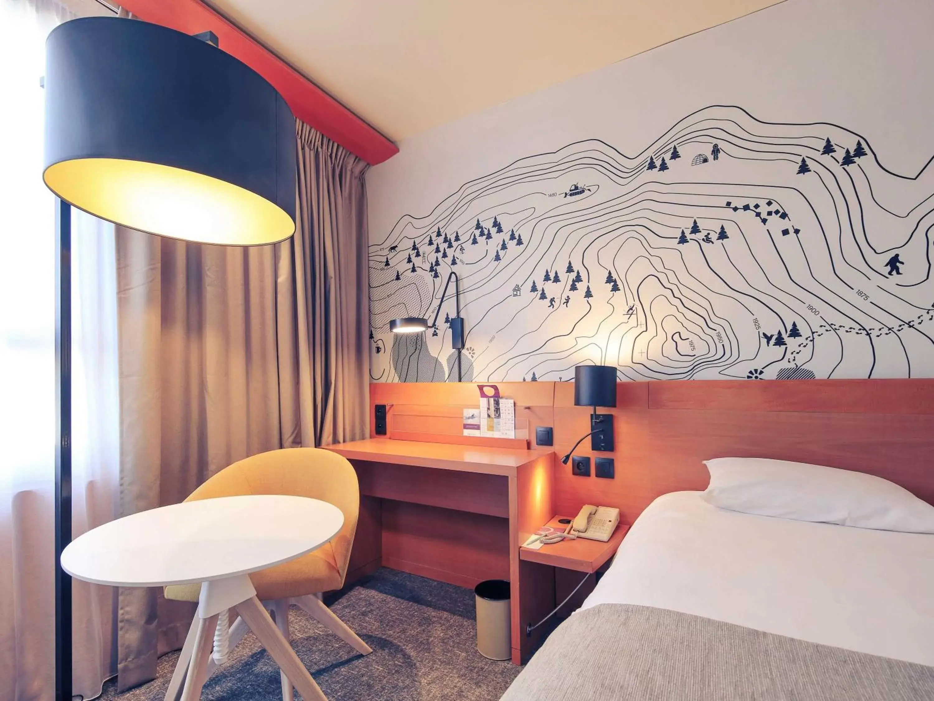 Photo of the whole room, Bed in Mercure Grenoble Centre Alpotel