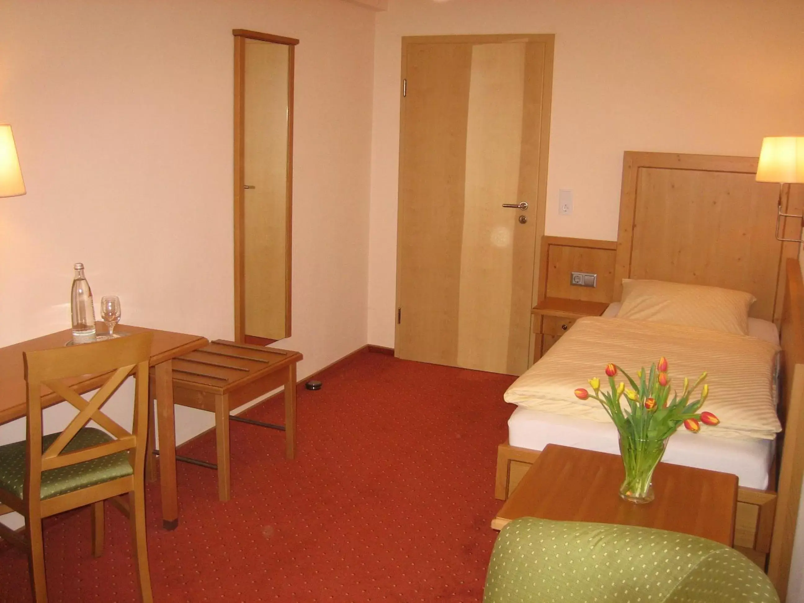 Single Room with Bathroom in Hotel Lindenhof Single Room with Bathroom in Hotel Lindenhof