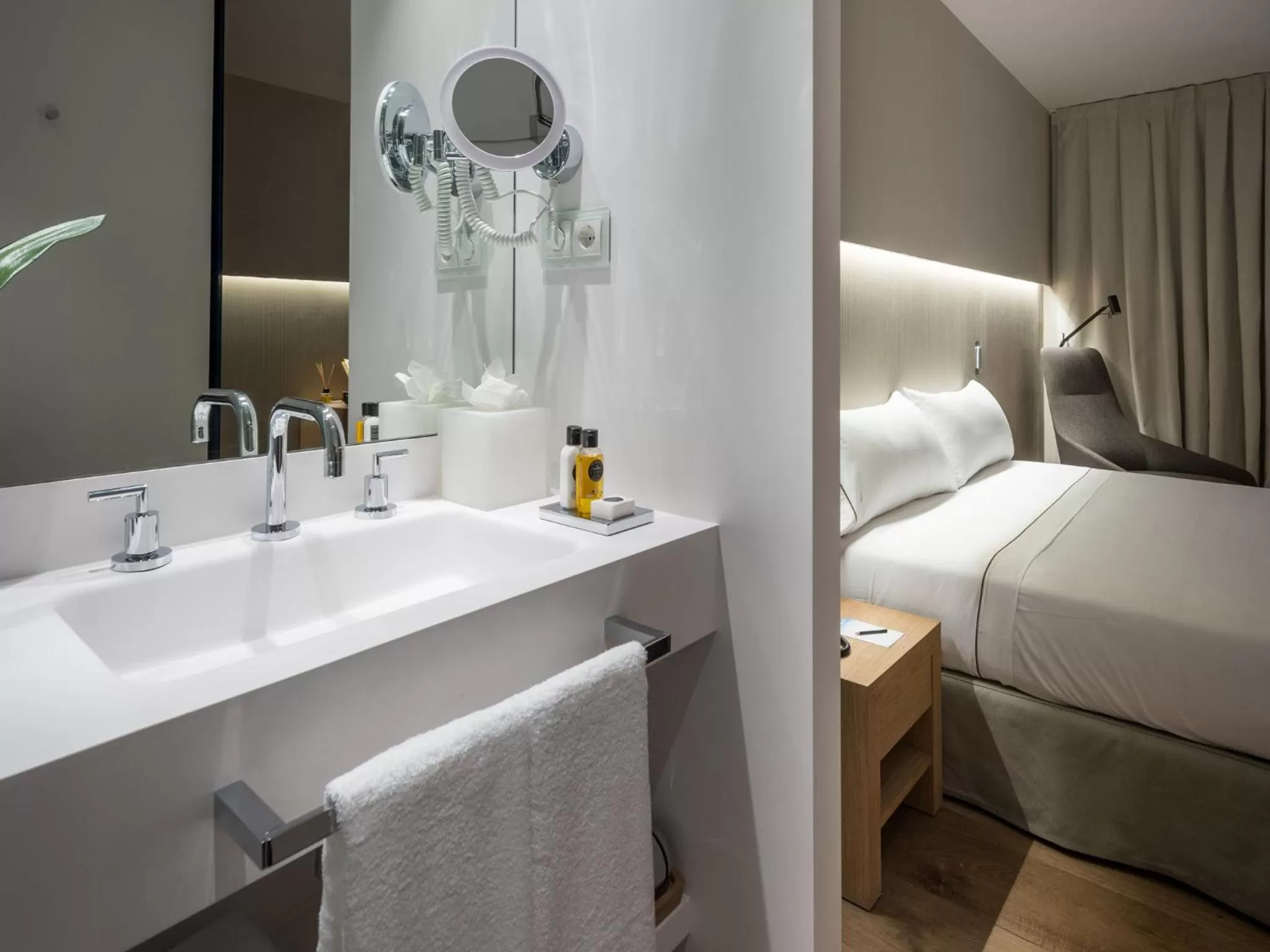 Toilet, Bed in Hotel Sorli Emocions