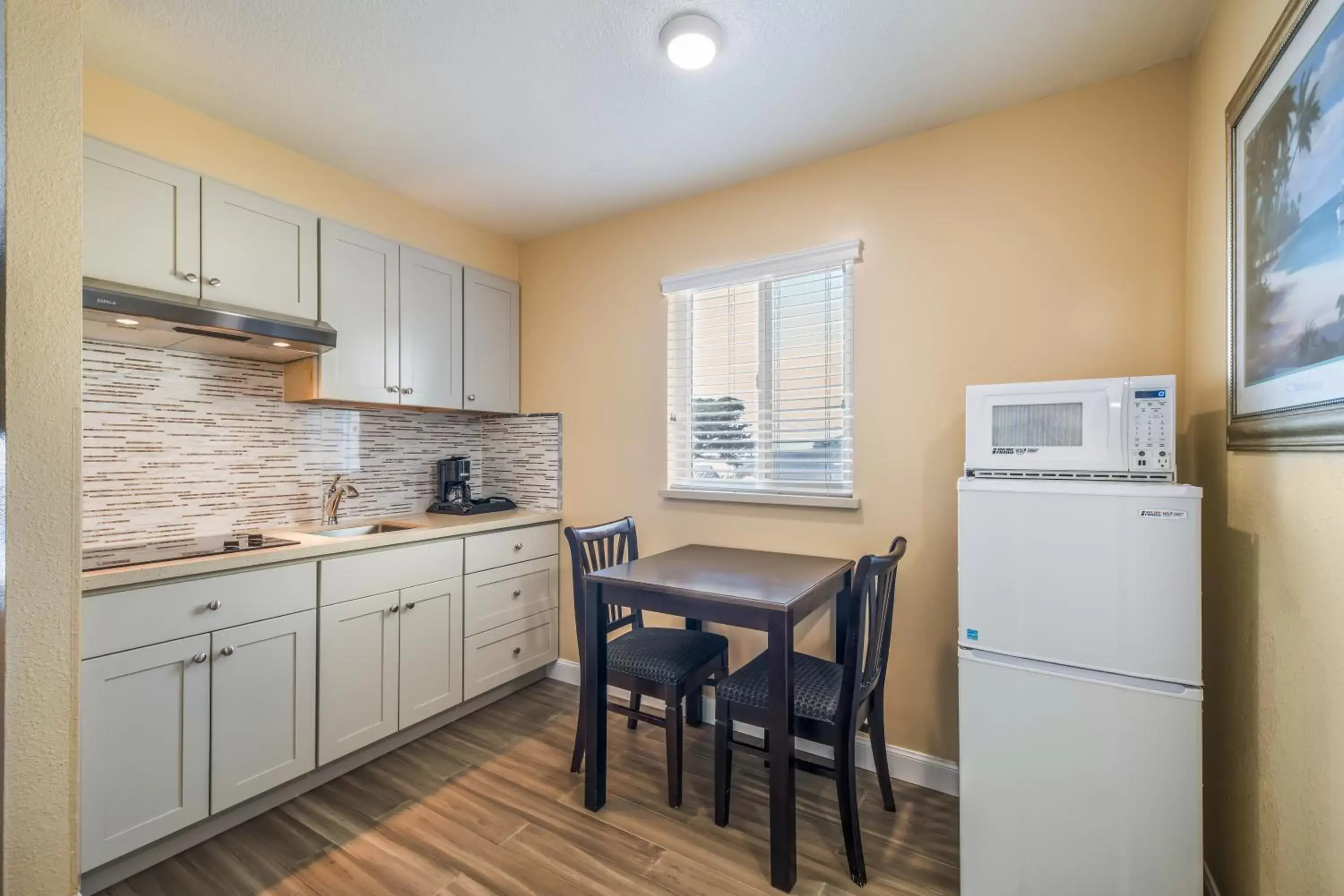 Kitchen or kitchenette, Kitchen/Kitchenette in Americas Best Value Inn San Francisco/Pacifica