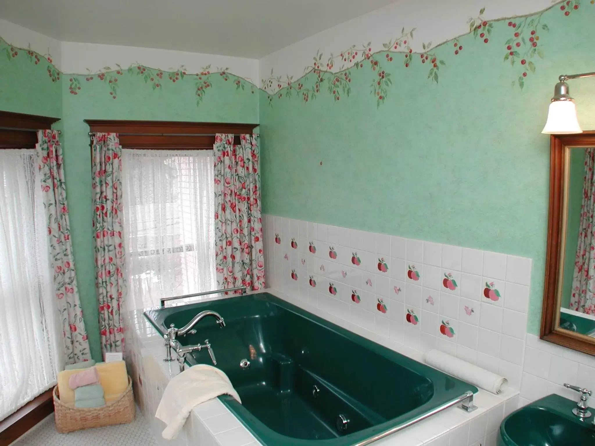 Bathroom, Kitchen/Kitchenette in White Lace Inn