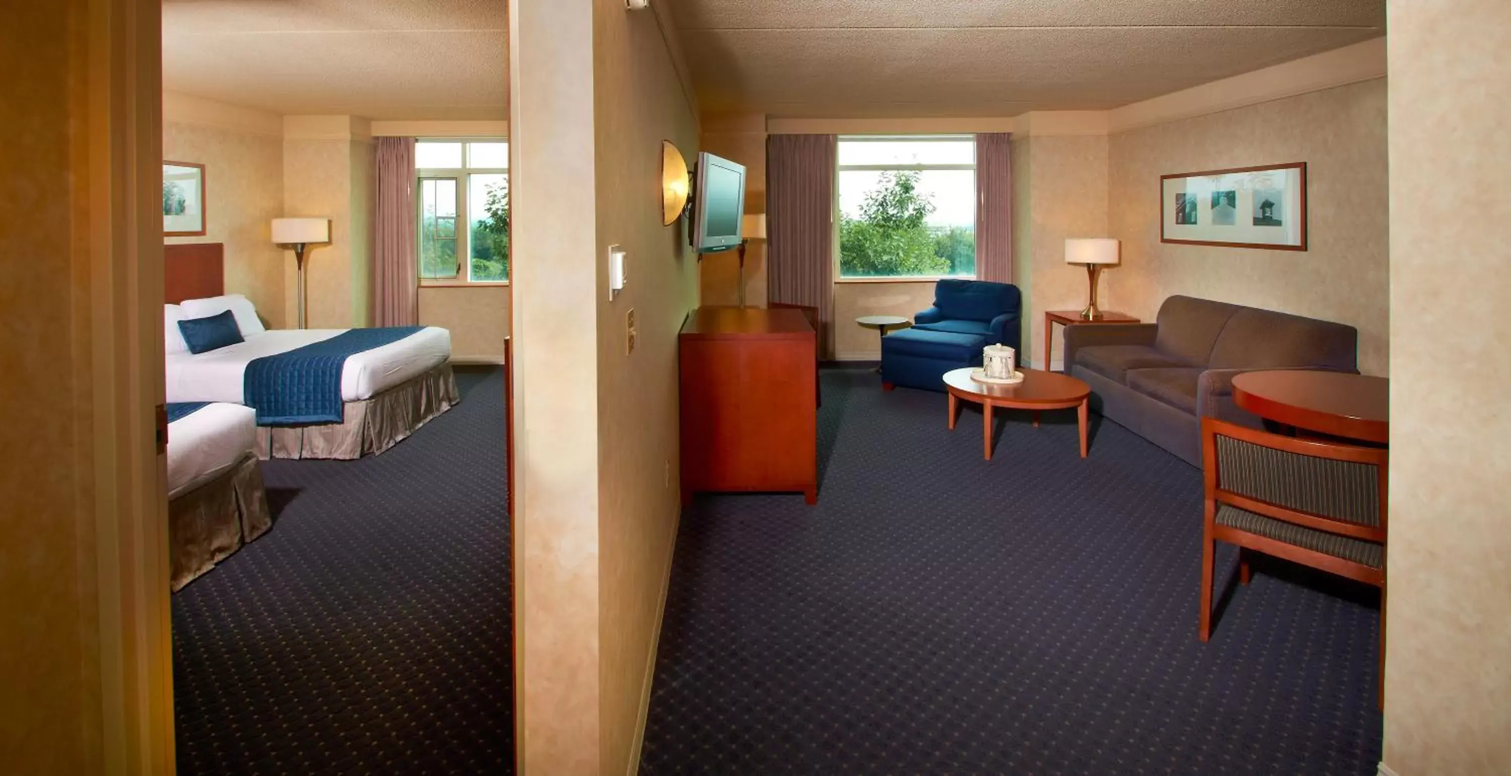 Bed, Seating Area in The Penn Stater Hotel and Conference Center