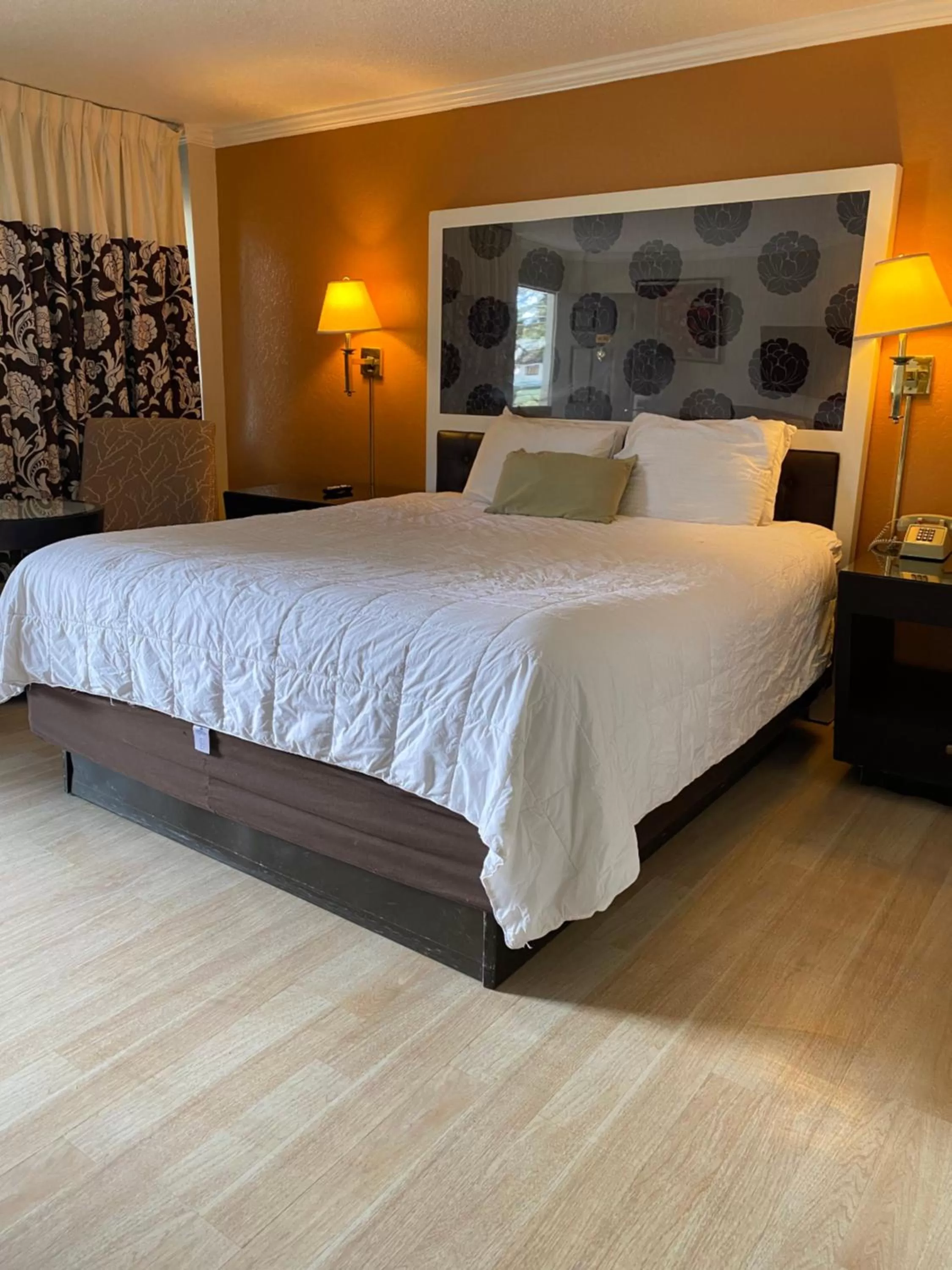 Bedroom, Bed in Budget INN At The Heavenly Gondola