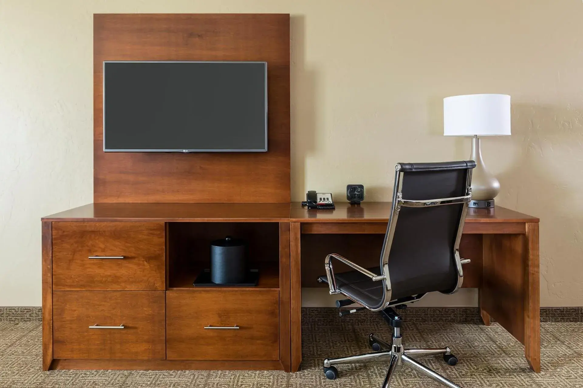 TV/Entertainment Center in Comfort Suites Hartville-North Canton