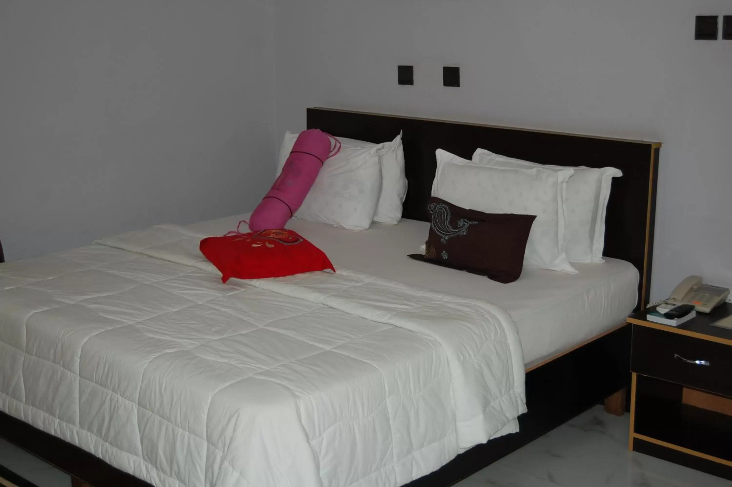 Budget Double Room in Nue-Crest Hotels & Suites Budget Double Room in Nue-Crest Hotels & Suites