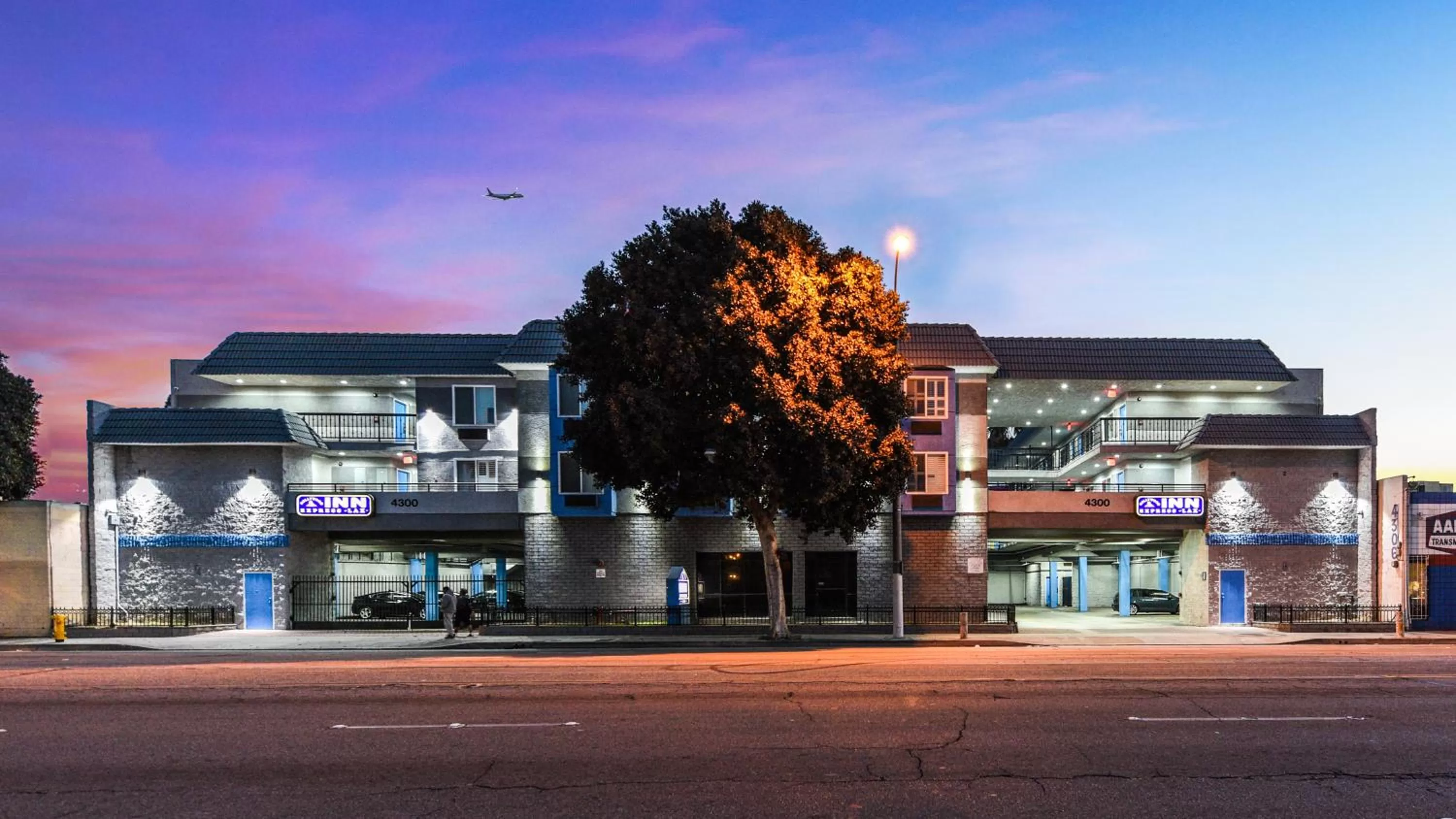 Facade/entrance in Hollywood Inn Express LAX