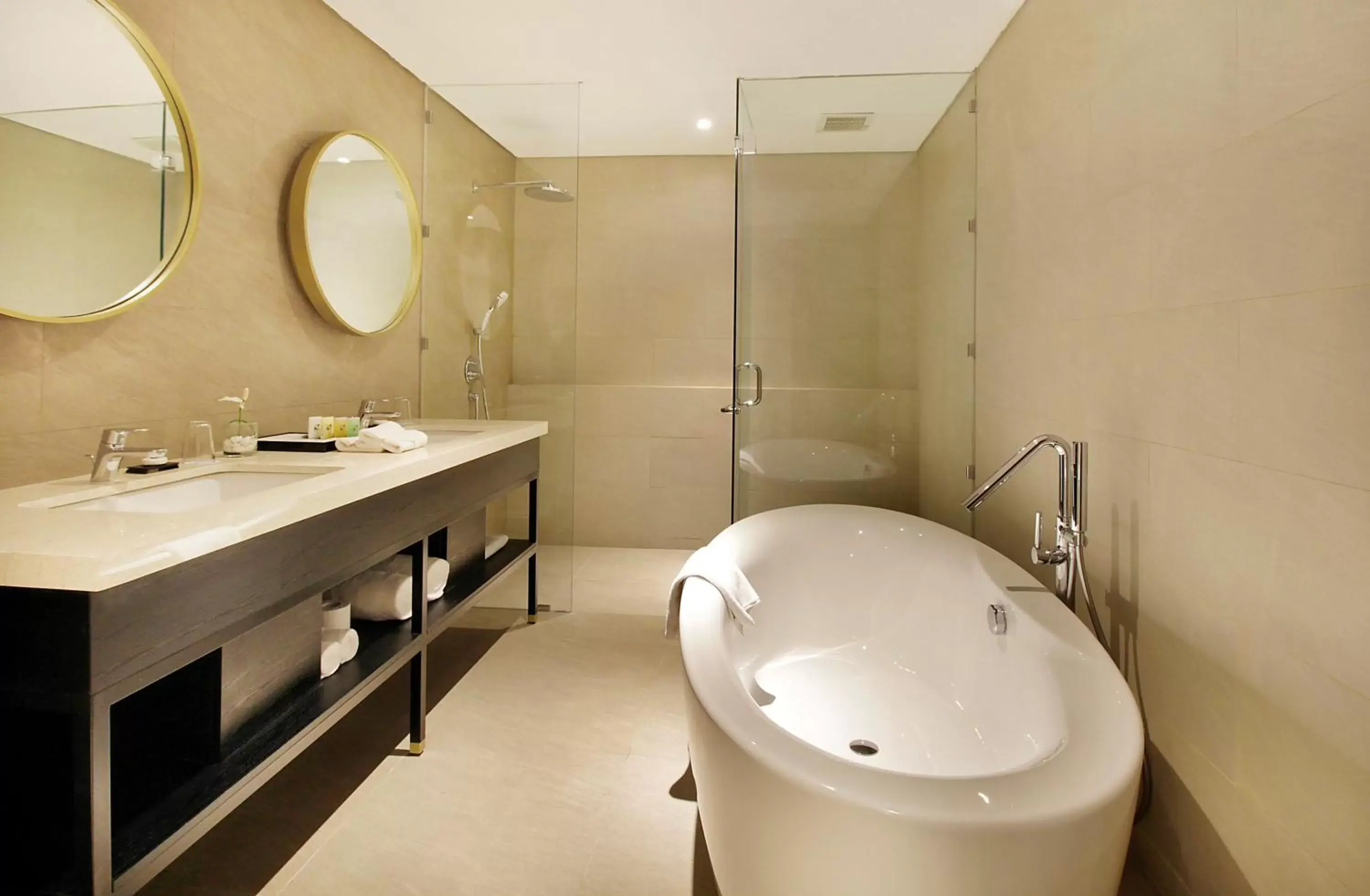 Bathroom in Swiss-Belinn Airport Surabaya