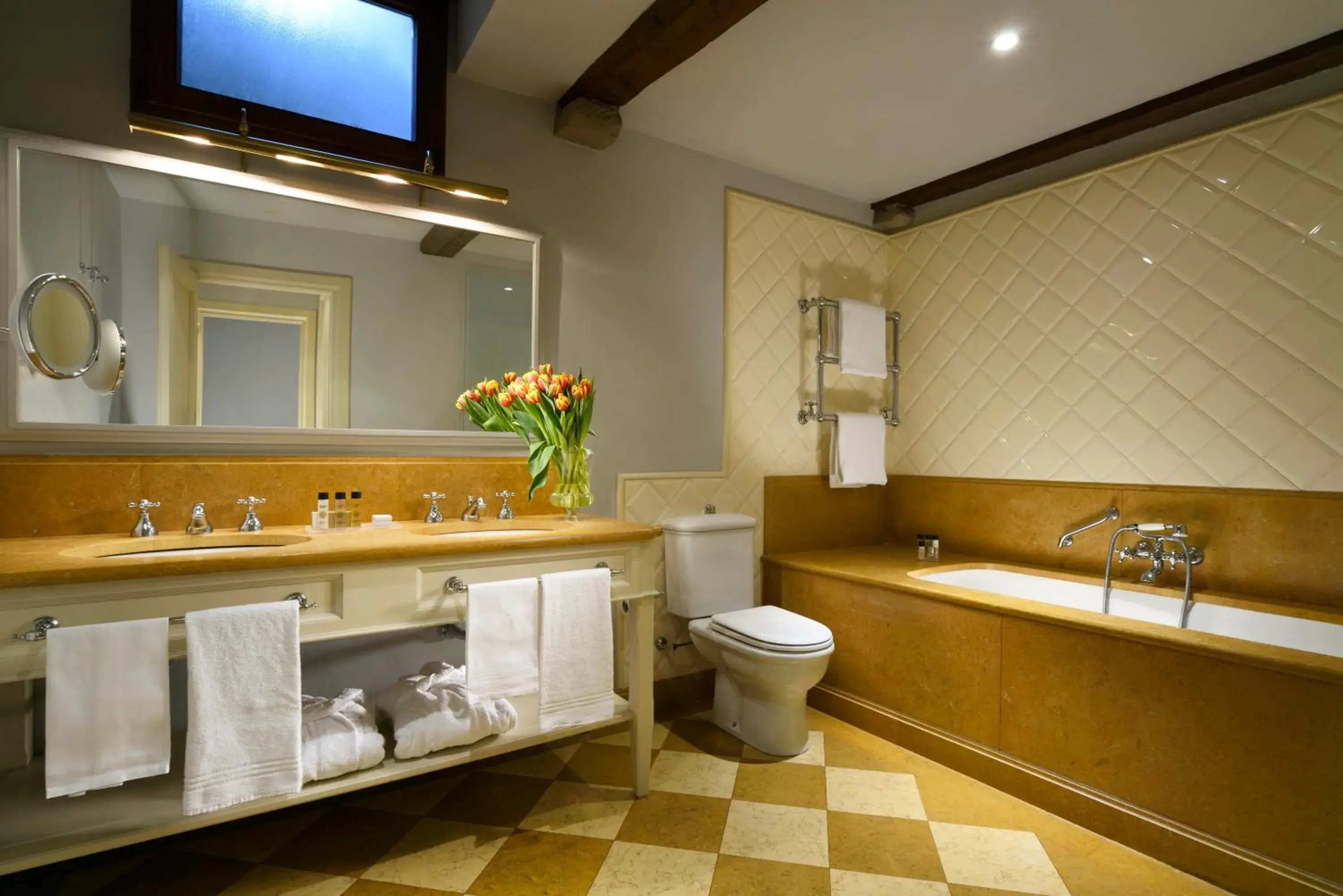 Bathroom in Al Palazzo del Marchese di Camugliano Residenza d'Epoca