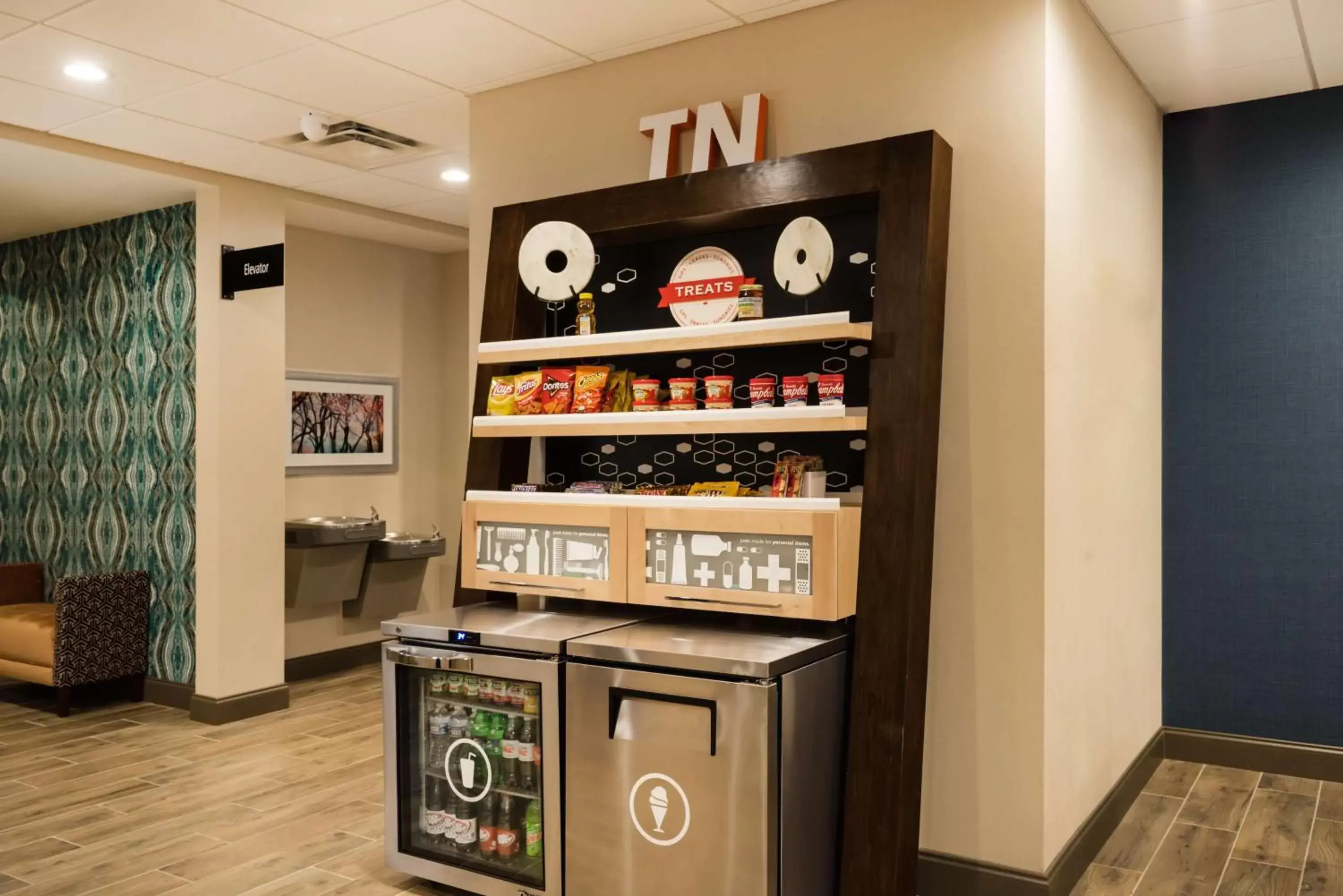 Dining area in Hampton Inn Newport