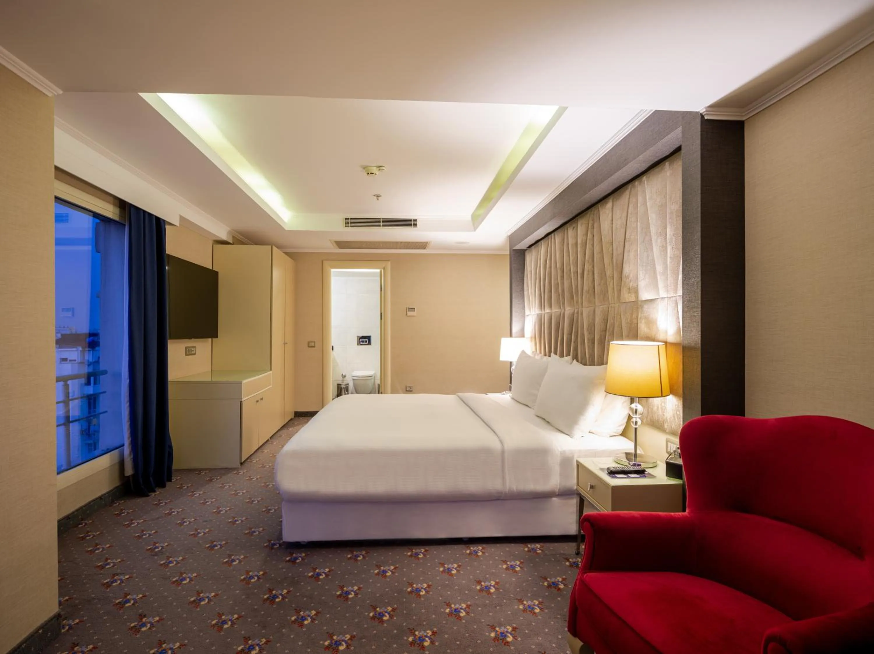 Bed in DoubleTree by Hilton Izmir - Alsancak
