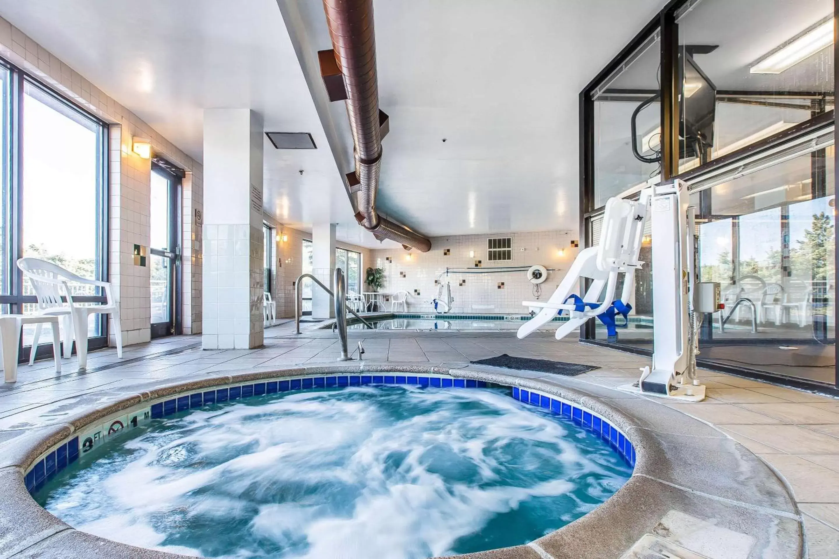 Hot Tub, Swimming Pool in Comfort Suites Summit County