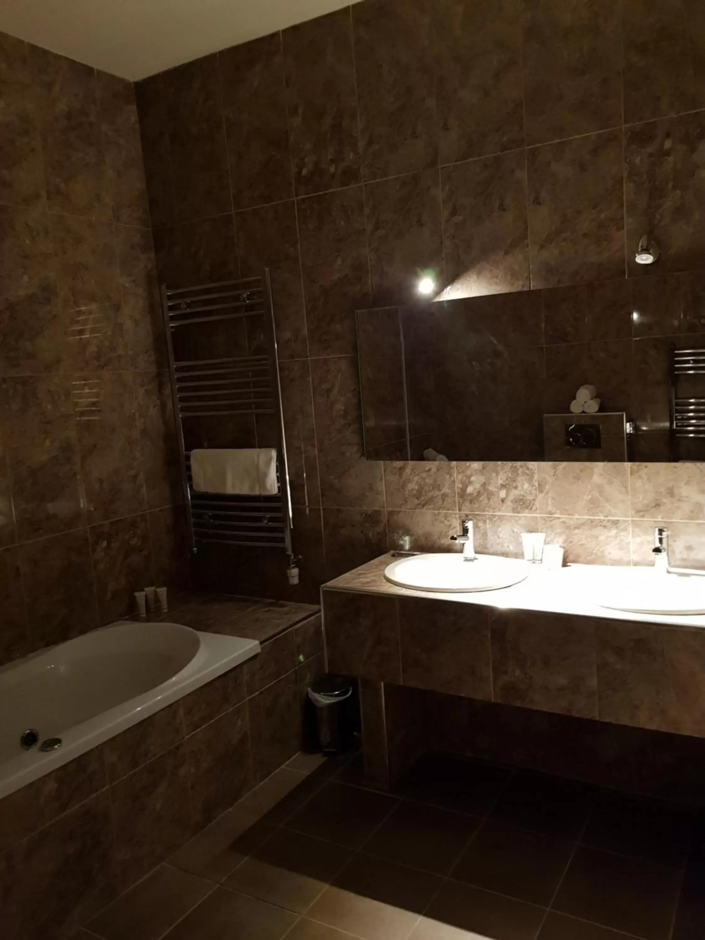 Bathroom in The Enniskillen Hotel and Motel