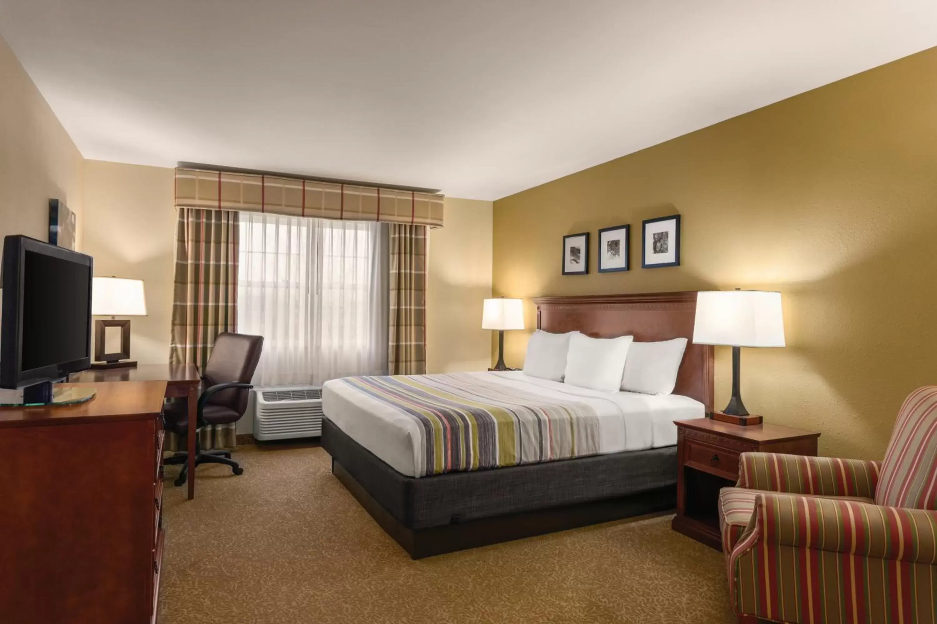 Photo of the whole room, Bed in Country Inn & Suites by Radisson, Dakota Dunes, SD