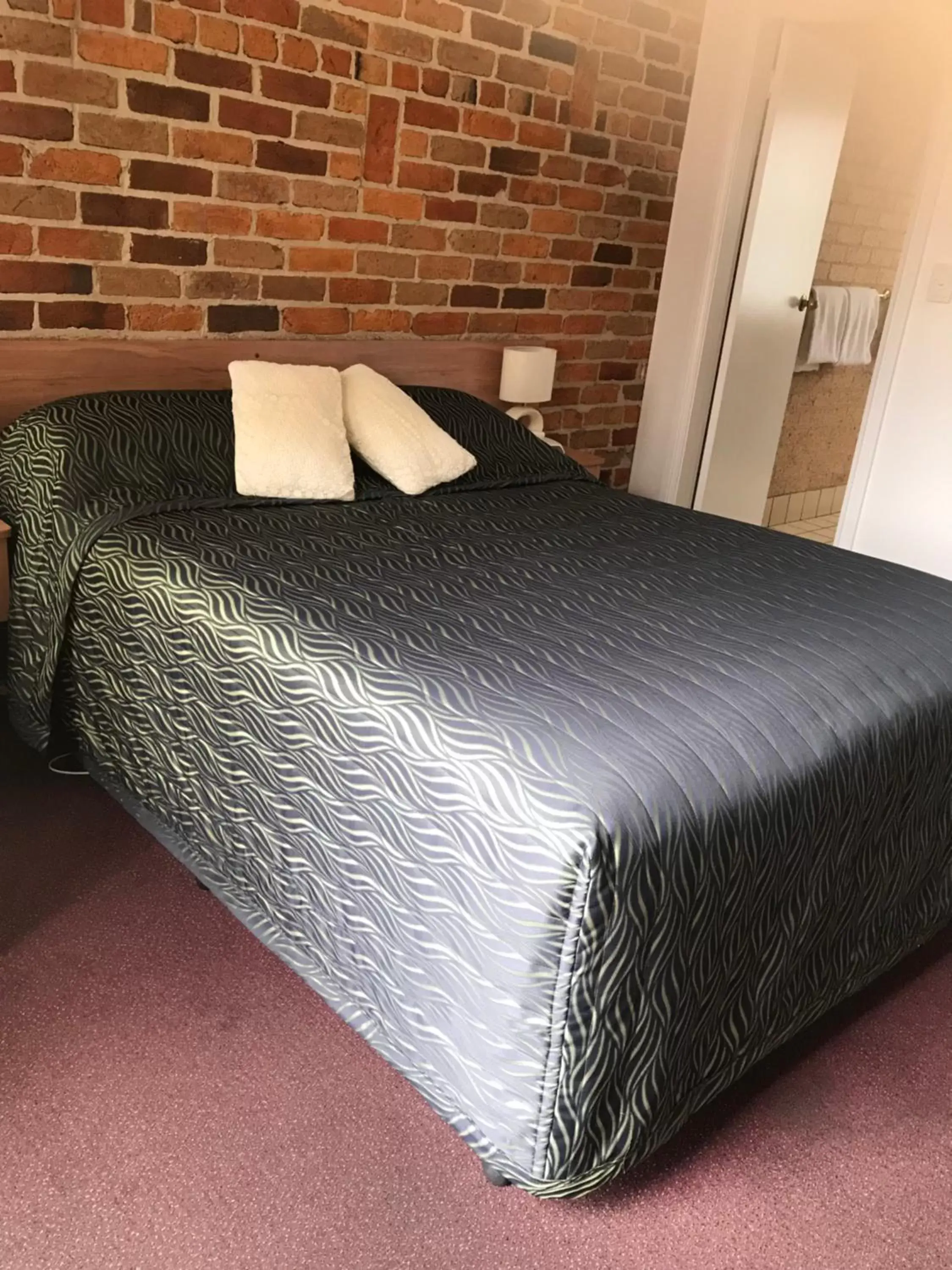 Bed in Cedar Lodge Motel