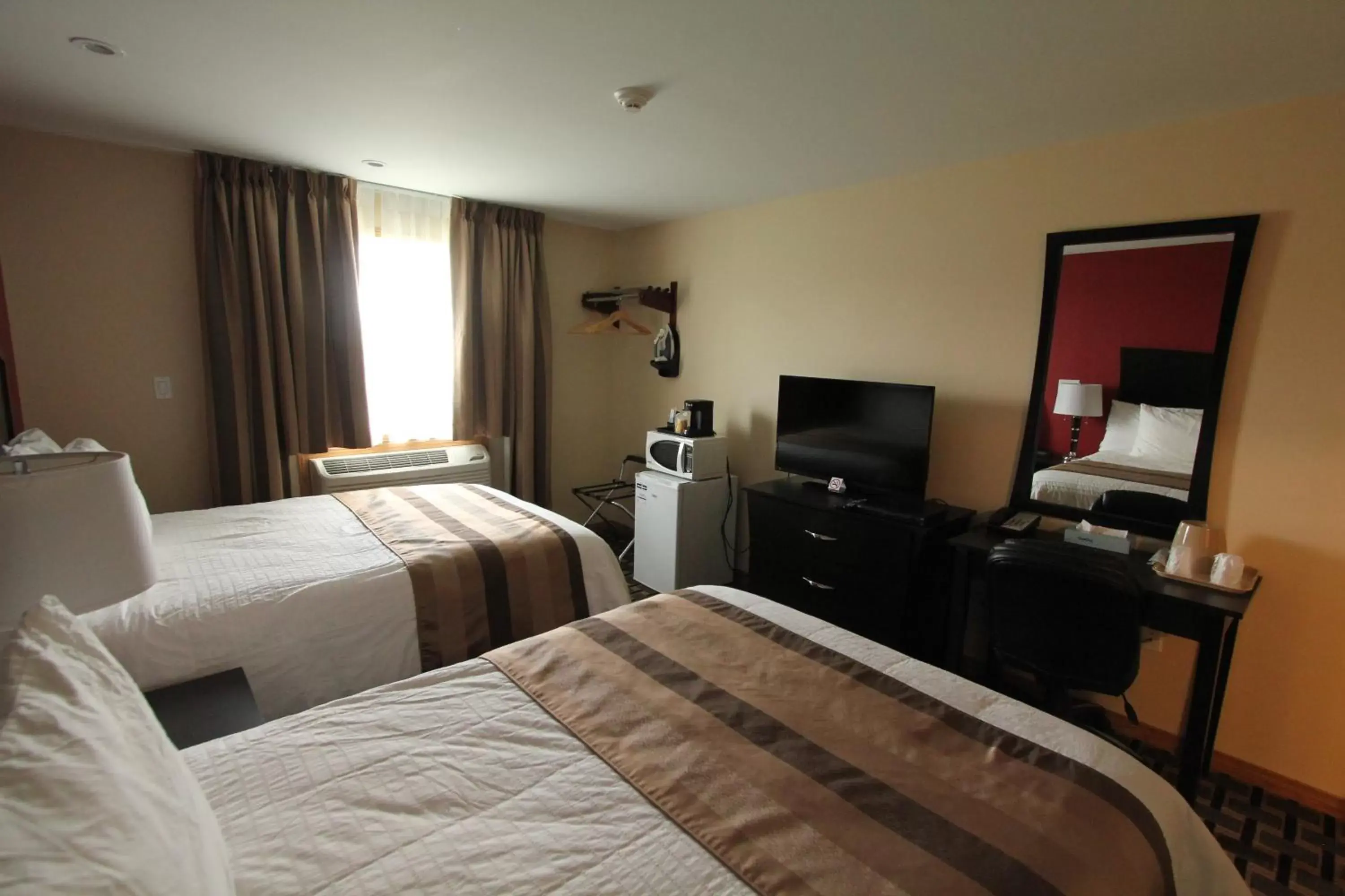 Photo of the whole room, Bed in Masterson's Motel