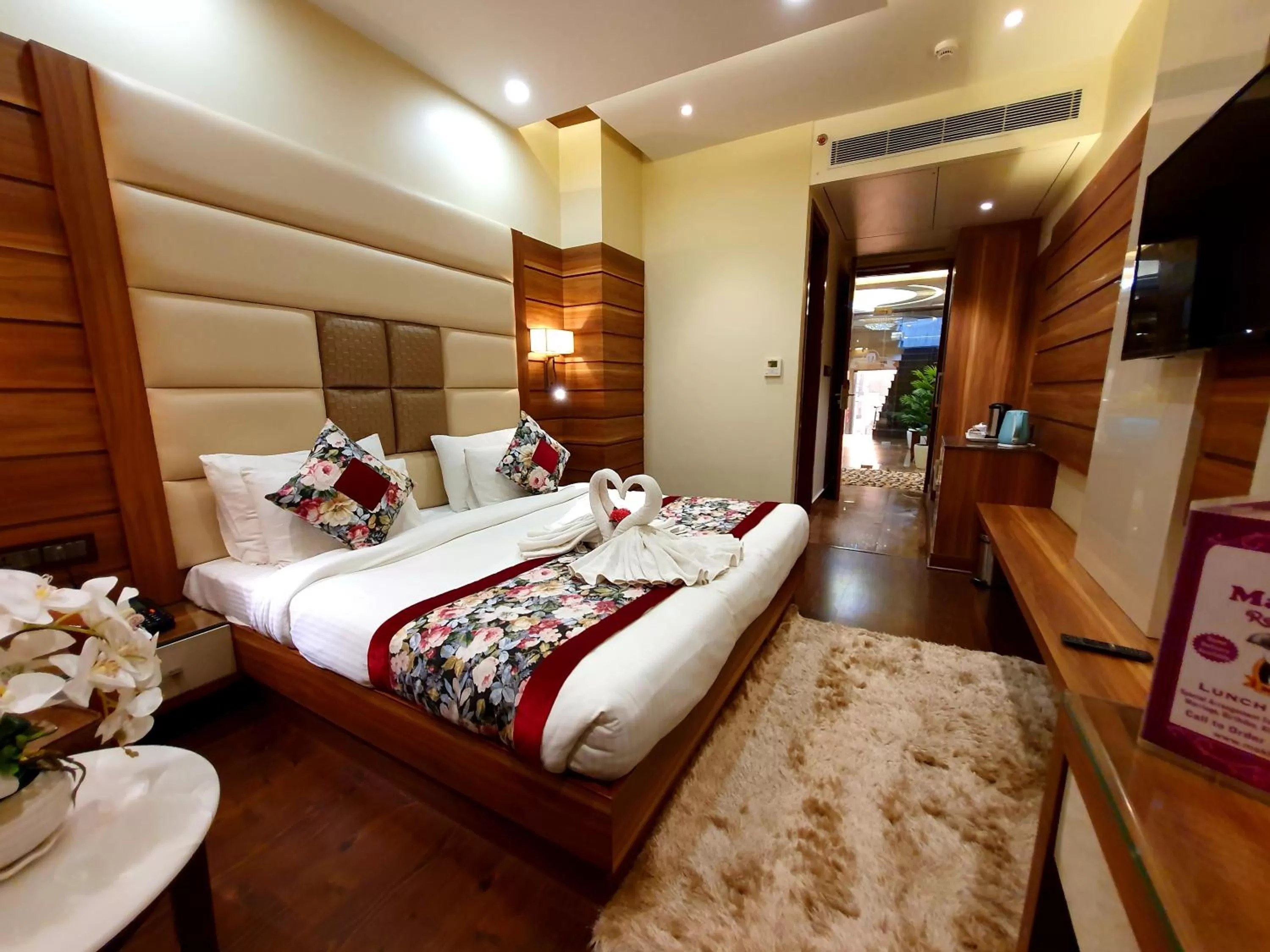 Bed in Hotel Makhan Residency