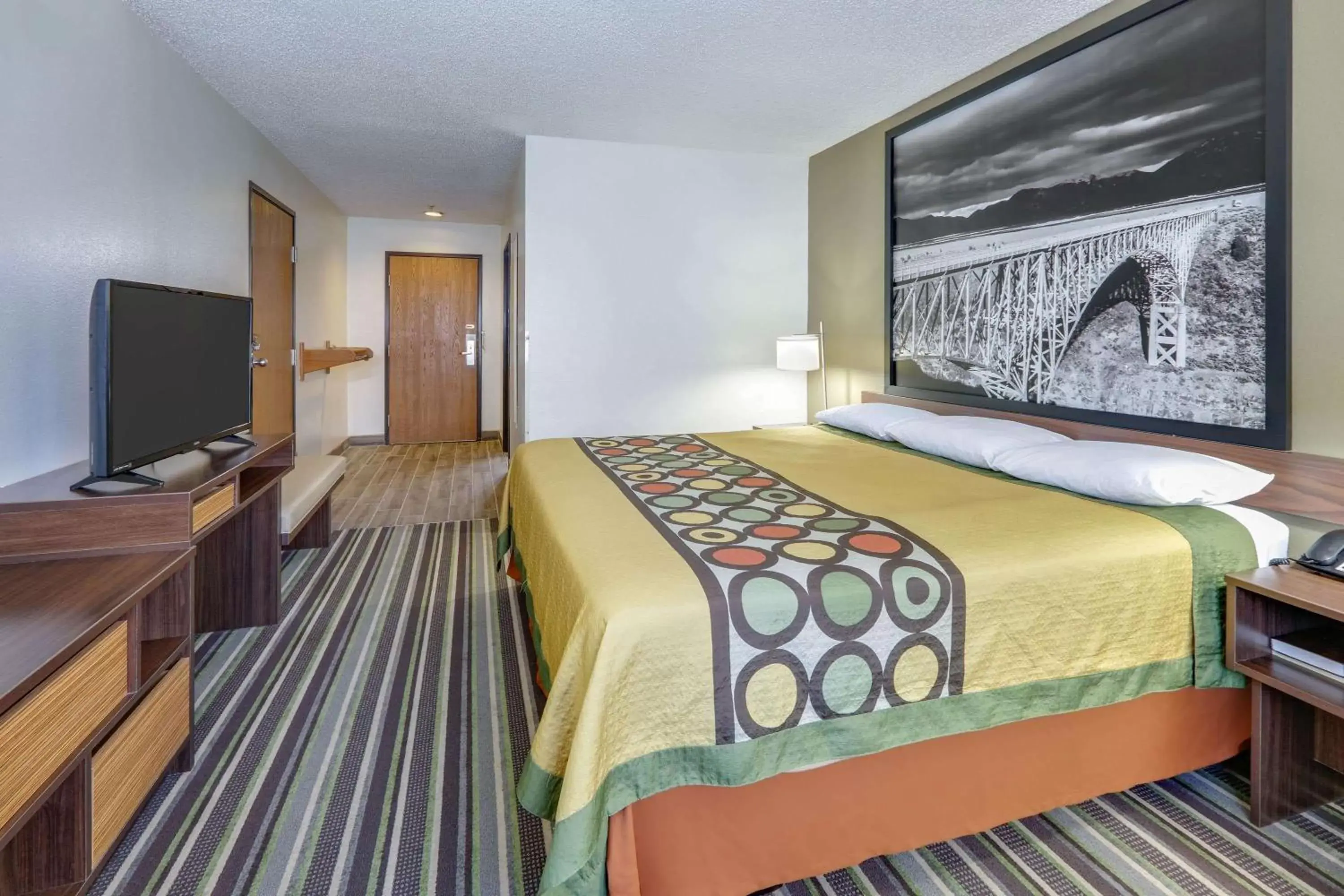 Photo of the whole room, Bed in Super 8 by Wyndham Roswell