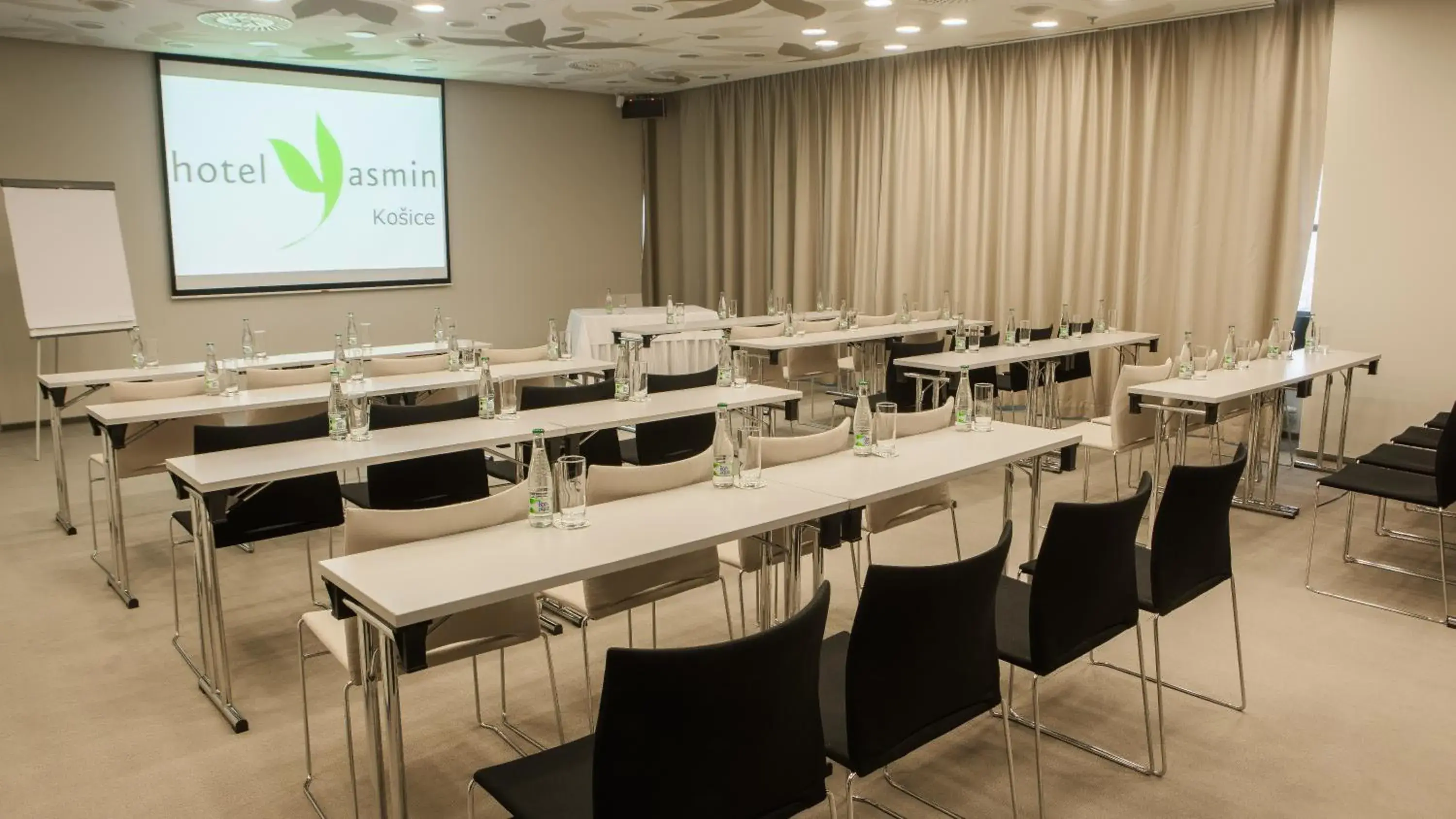 Meeting/conference room in Hotel Yasmin Koice