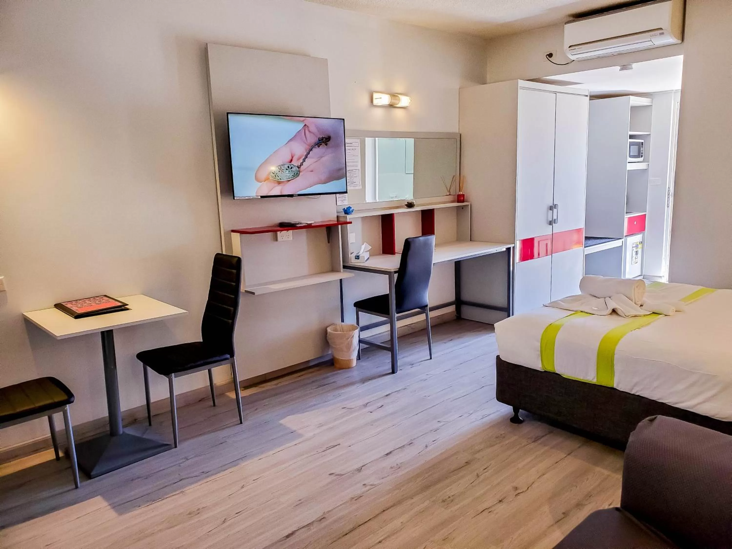 Photo of the whole room, Bed in Sandors Motor Inn