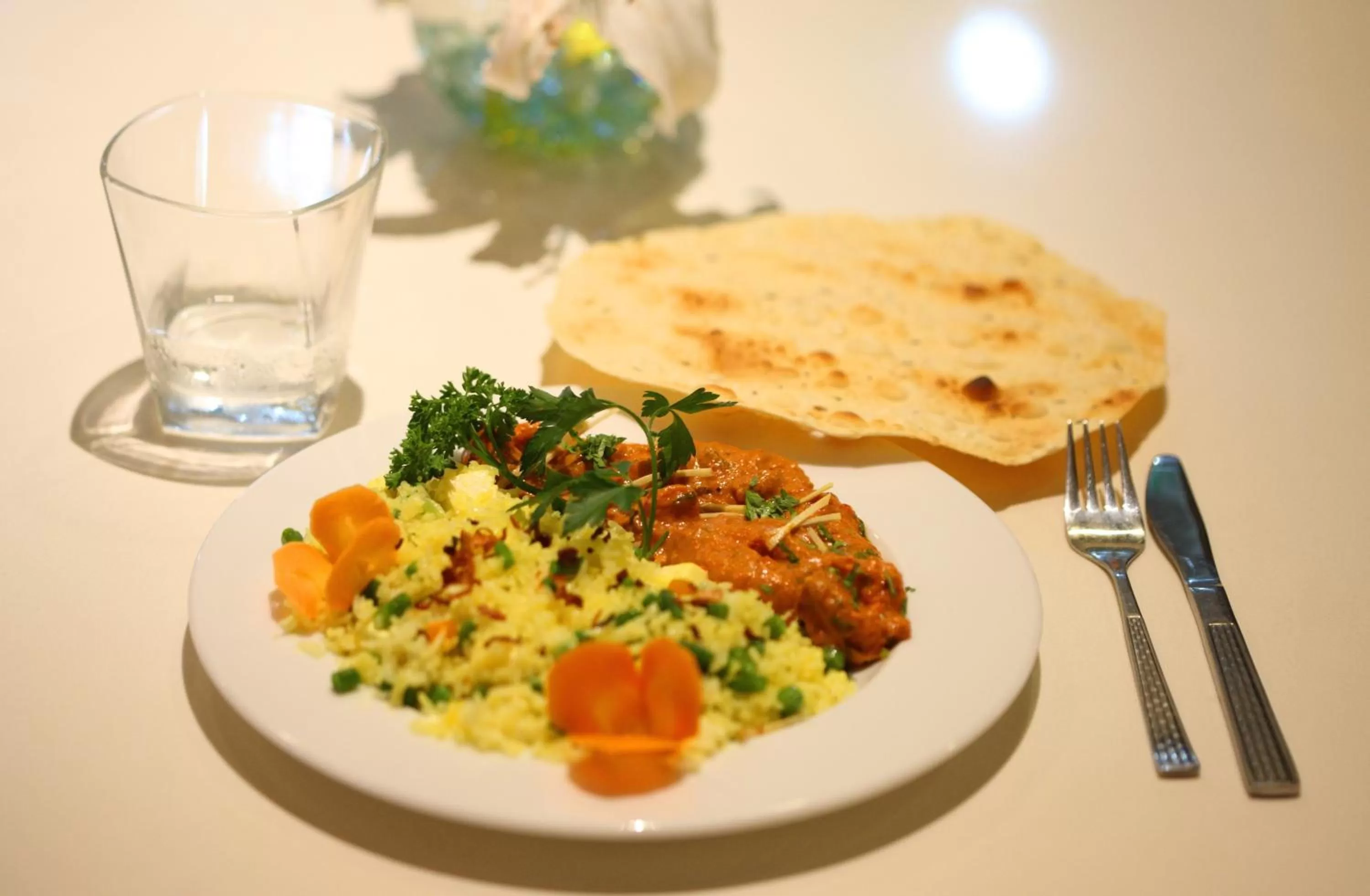 Restaurant/places to eat in Yaya Hotel & Apartments