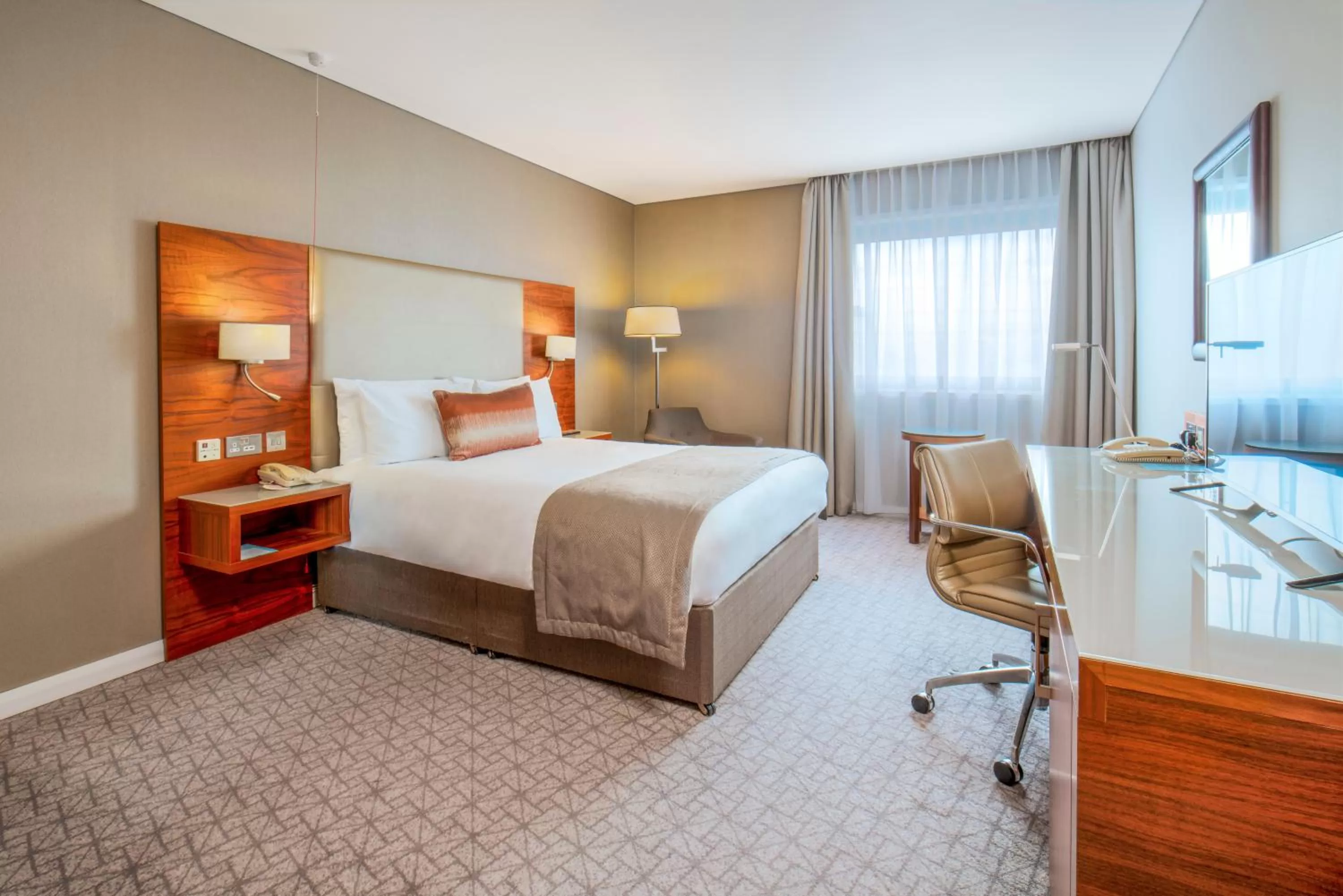 Bedroom, Bed in Crowne Plaza London - Docklands by IHG