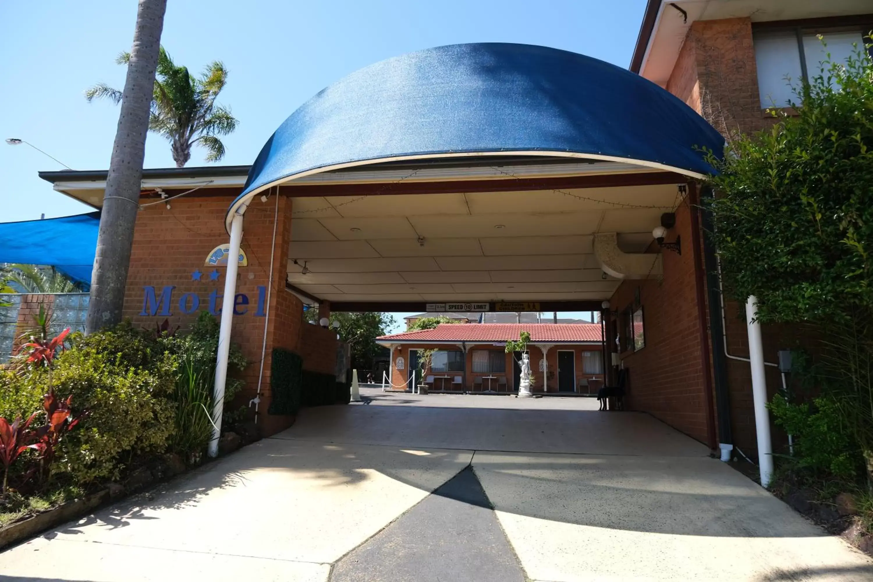 Facade/entrance in Sapphire Palms Motel