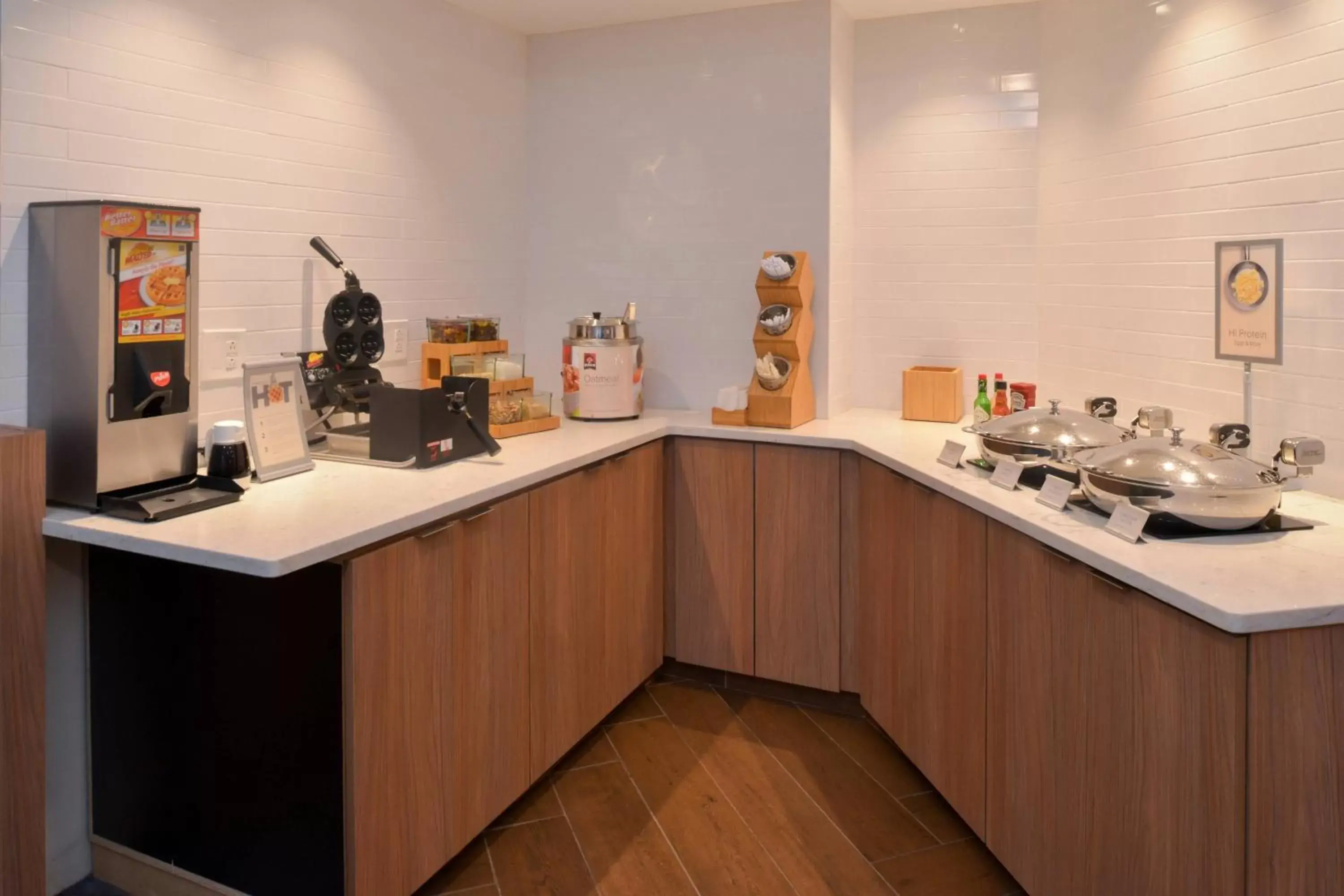 Breakfast, Kitchen/Kitchenette in Fairfield Inn & Suites by Marriott Pittsburgh New Stanton