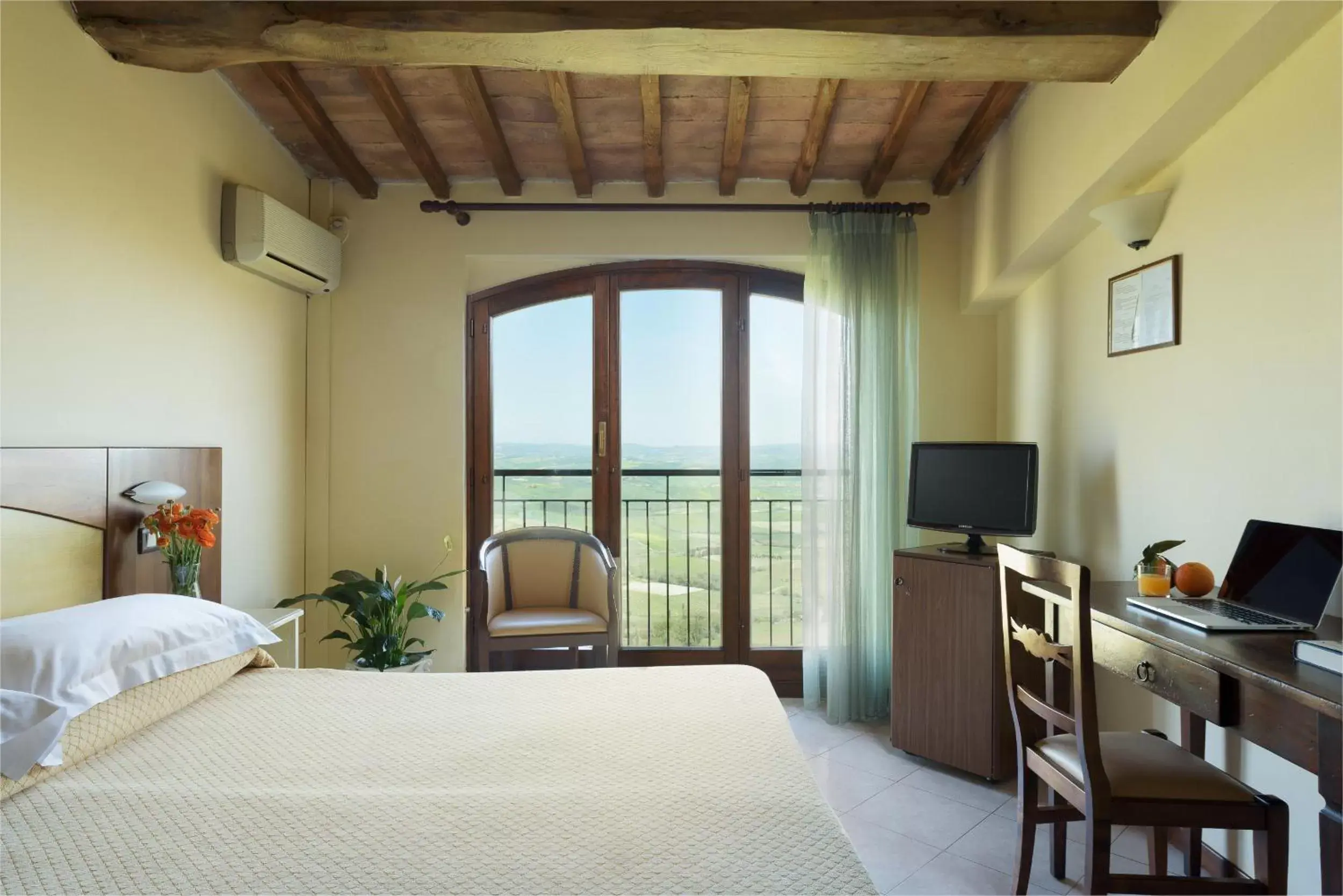 Bedroom, TV/Entertainment Center in Hotel Dei Capitani