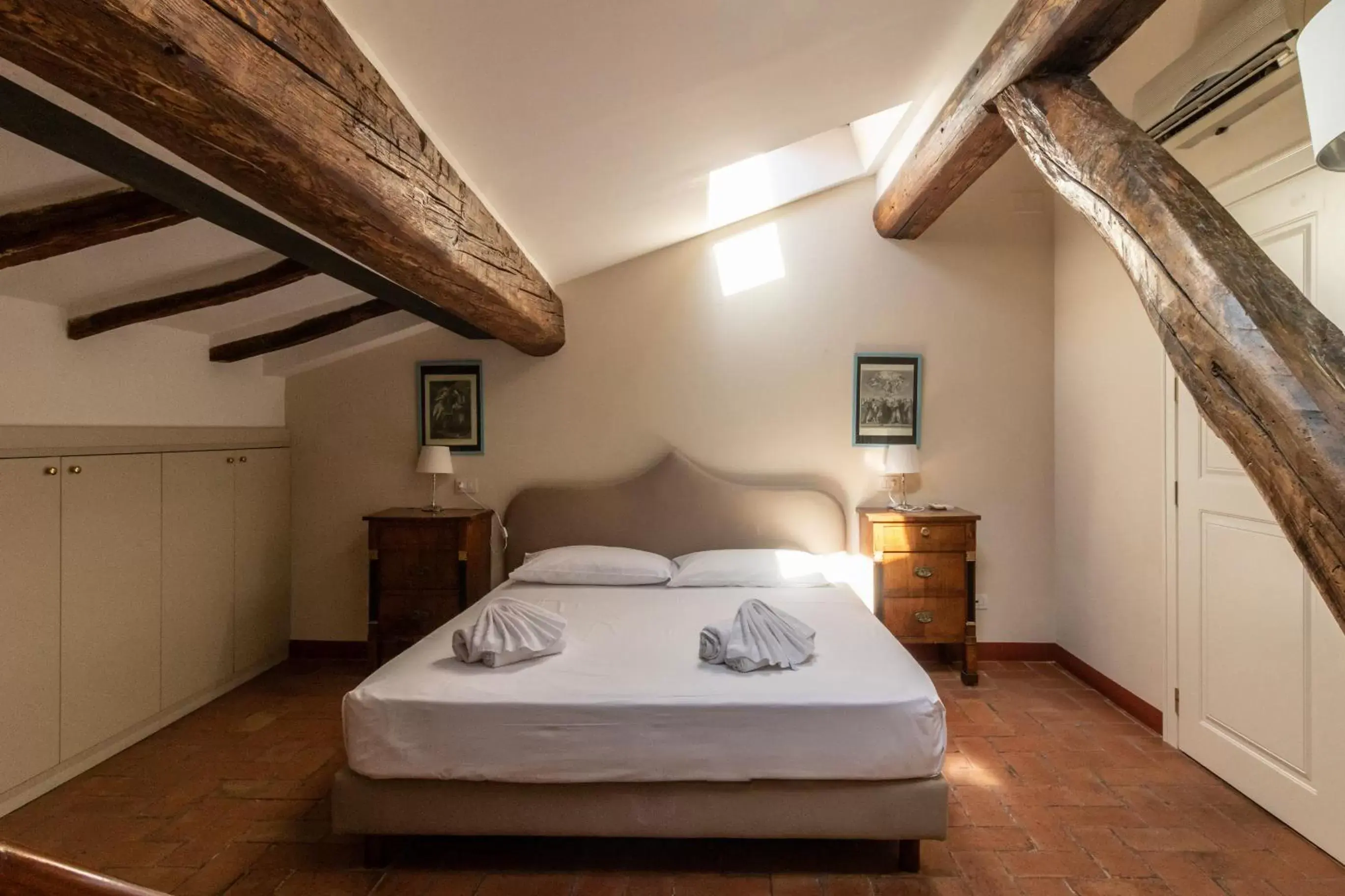 Bedroom, Bed in Casa Isolani - Santo Stefano