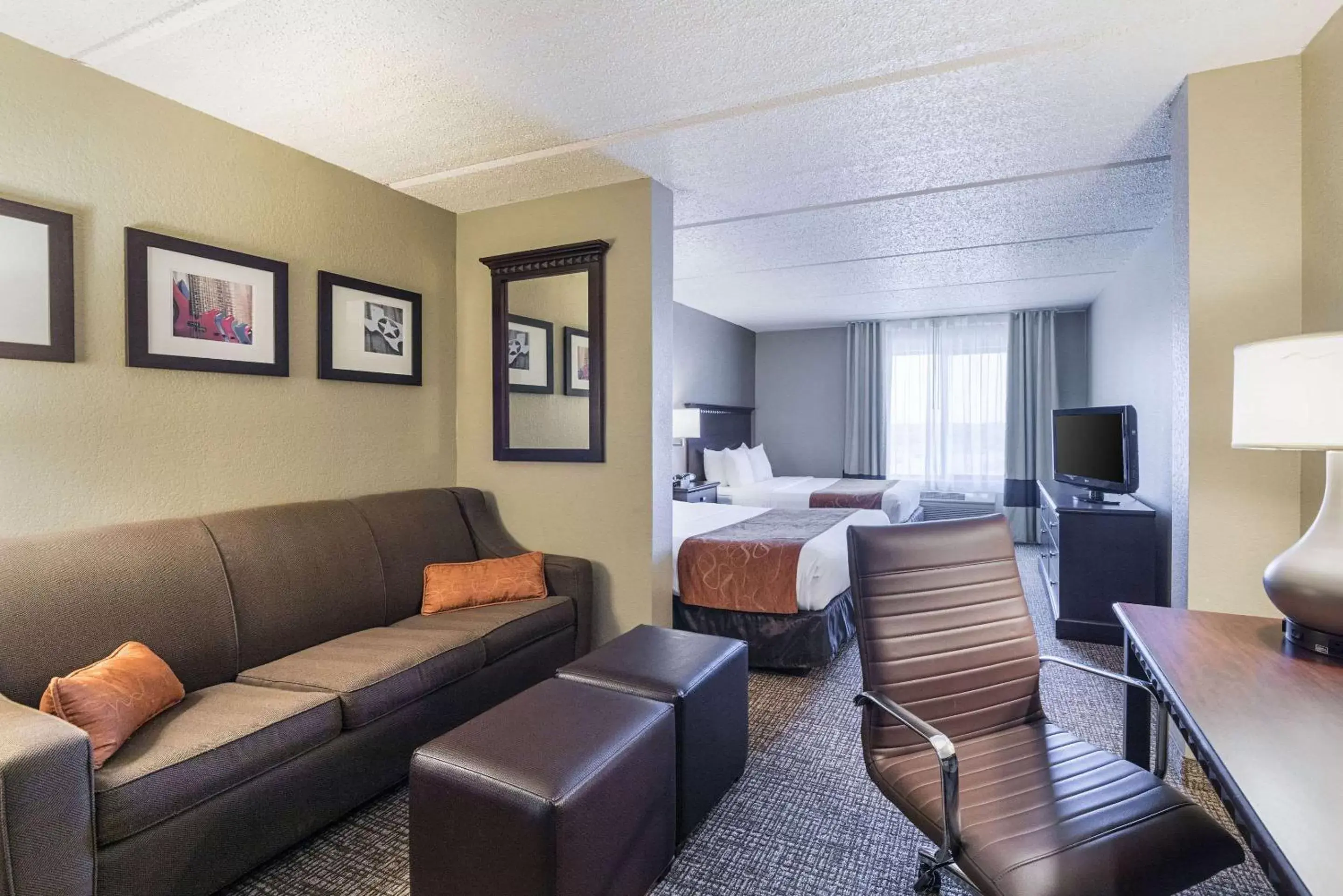 Photo of the whole room, Seating Area in Comfort Suites Austin Airport