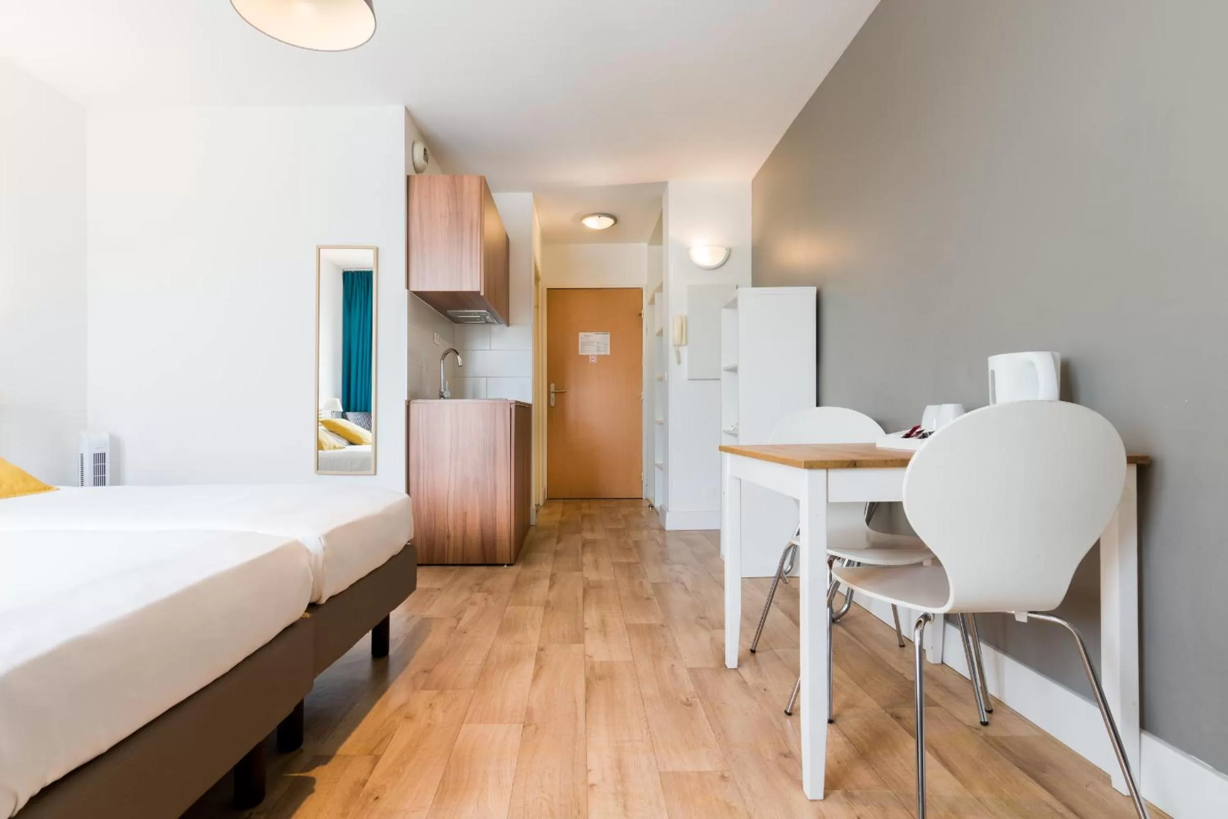 Photo of the whole room, Bed in Appart'hotel Victoria Garden Pau