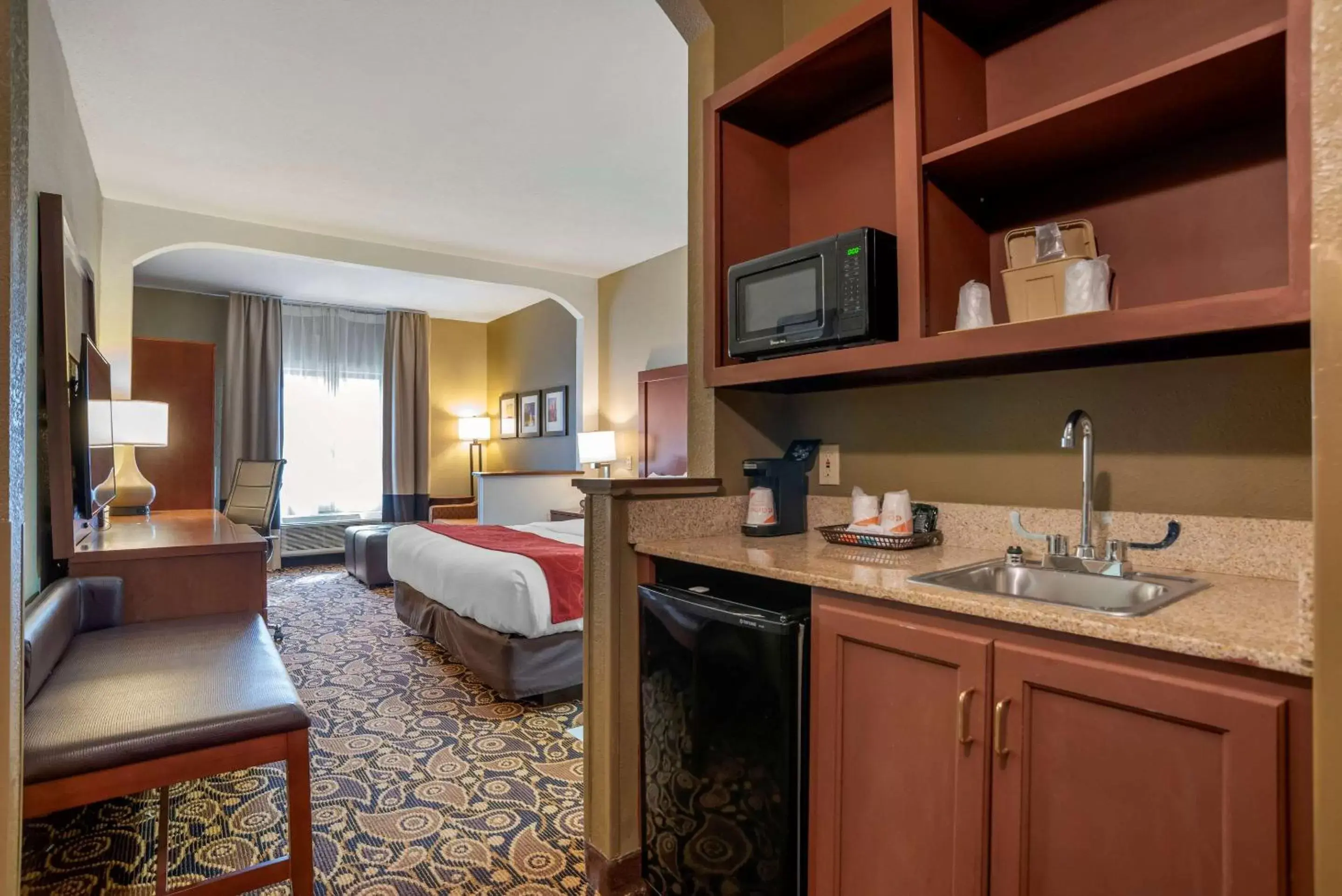 Photo of the whole room, Kitchen/Kitchenette in Comfort Suites Mobile East Bay