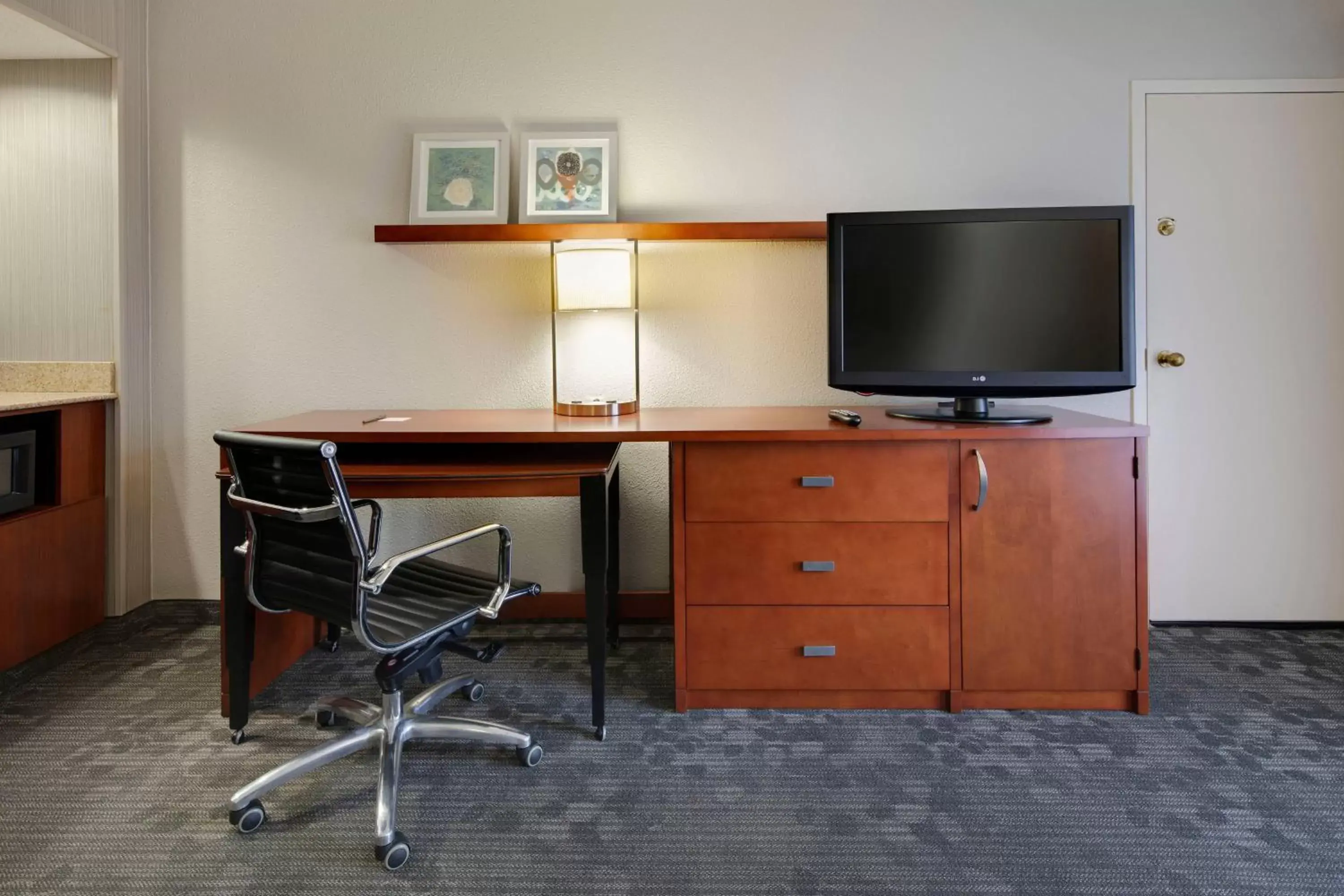 Photo of the whole room, TV/Entertainment Center in Courtyard Atlanta Norcross/Peachtree Corners