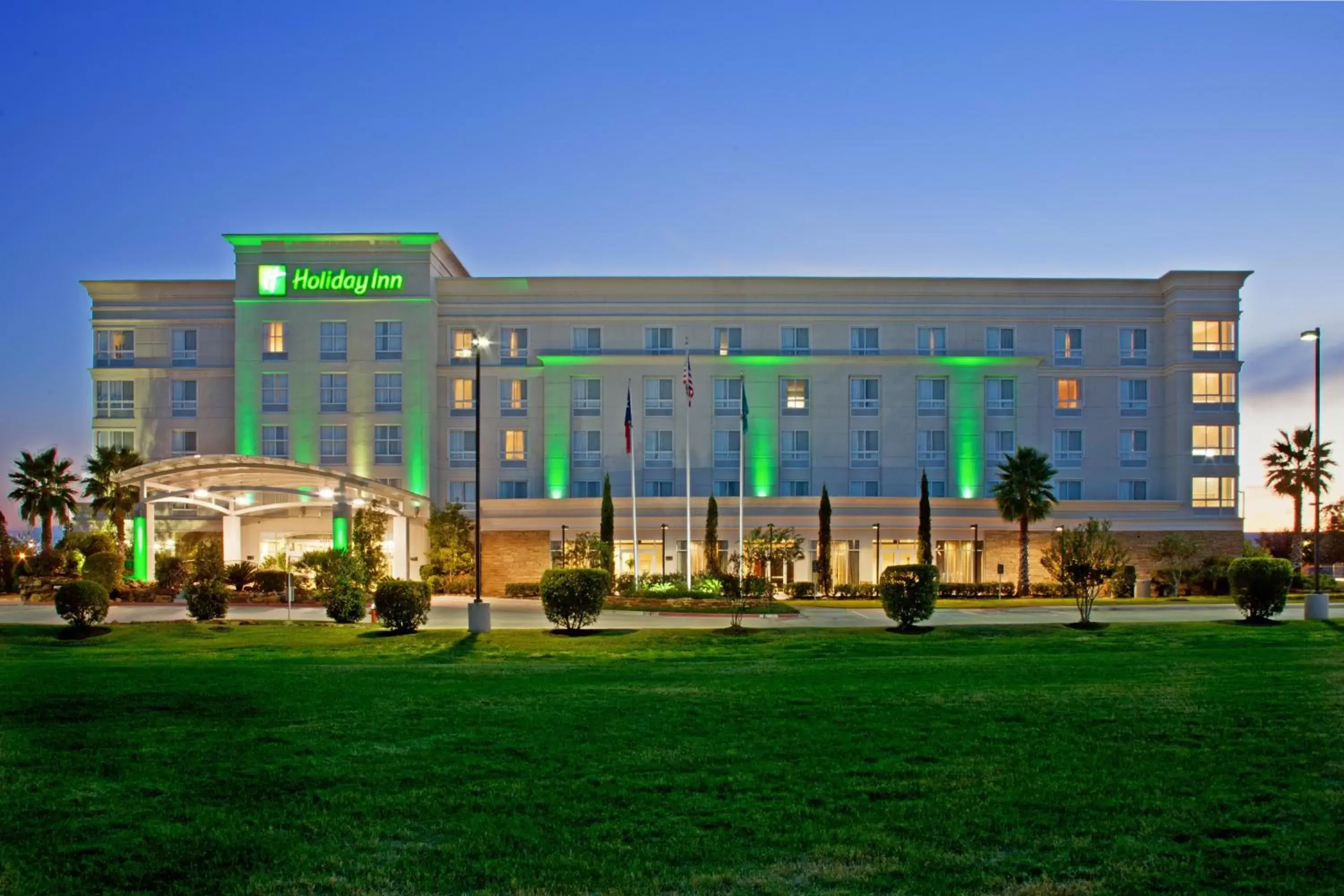 Property Building in Holiday Inn & Suites College Station-Aggieland, an IHG Hotel