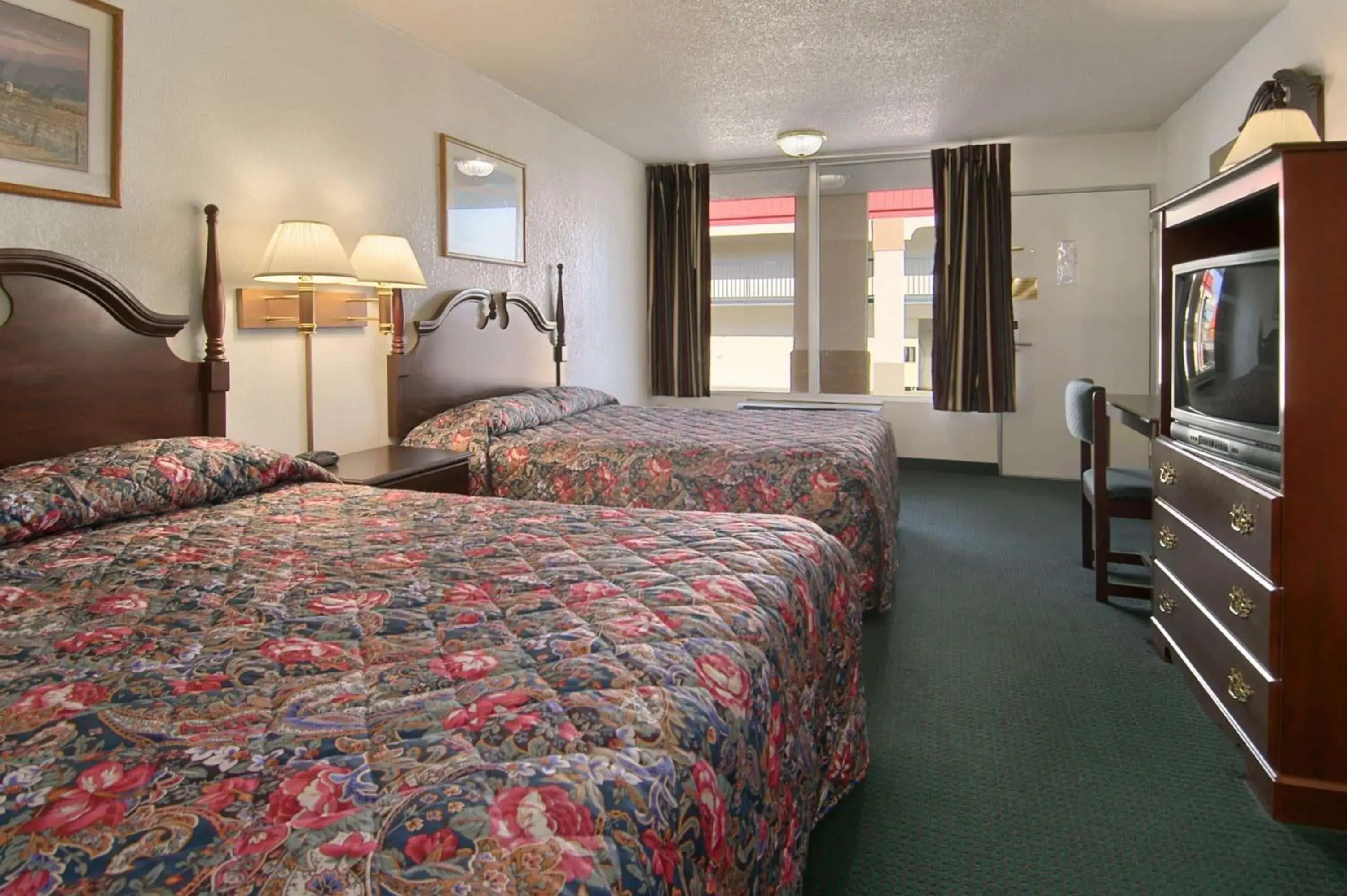 Photo of the whole room, Bed in Super 8 by Wyndham Oklahoma Fairgrounds