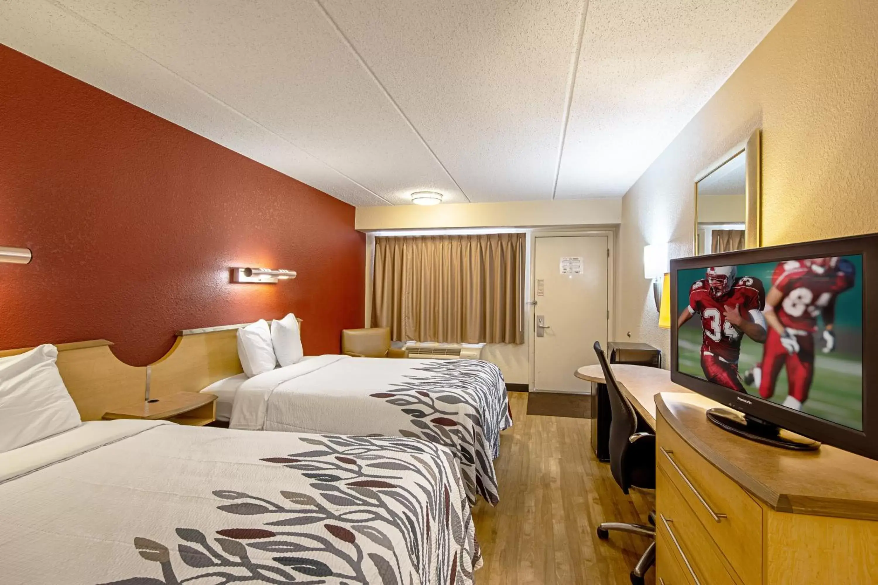 Bedroom in Red Roof Inn Erie – I-90
