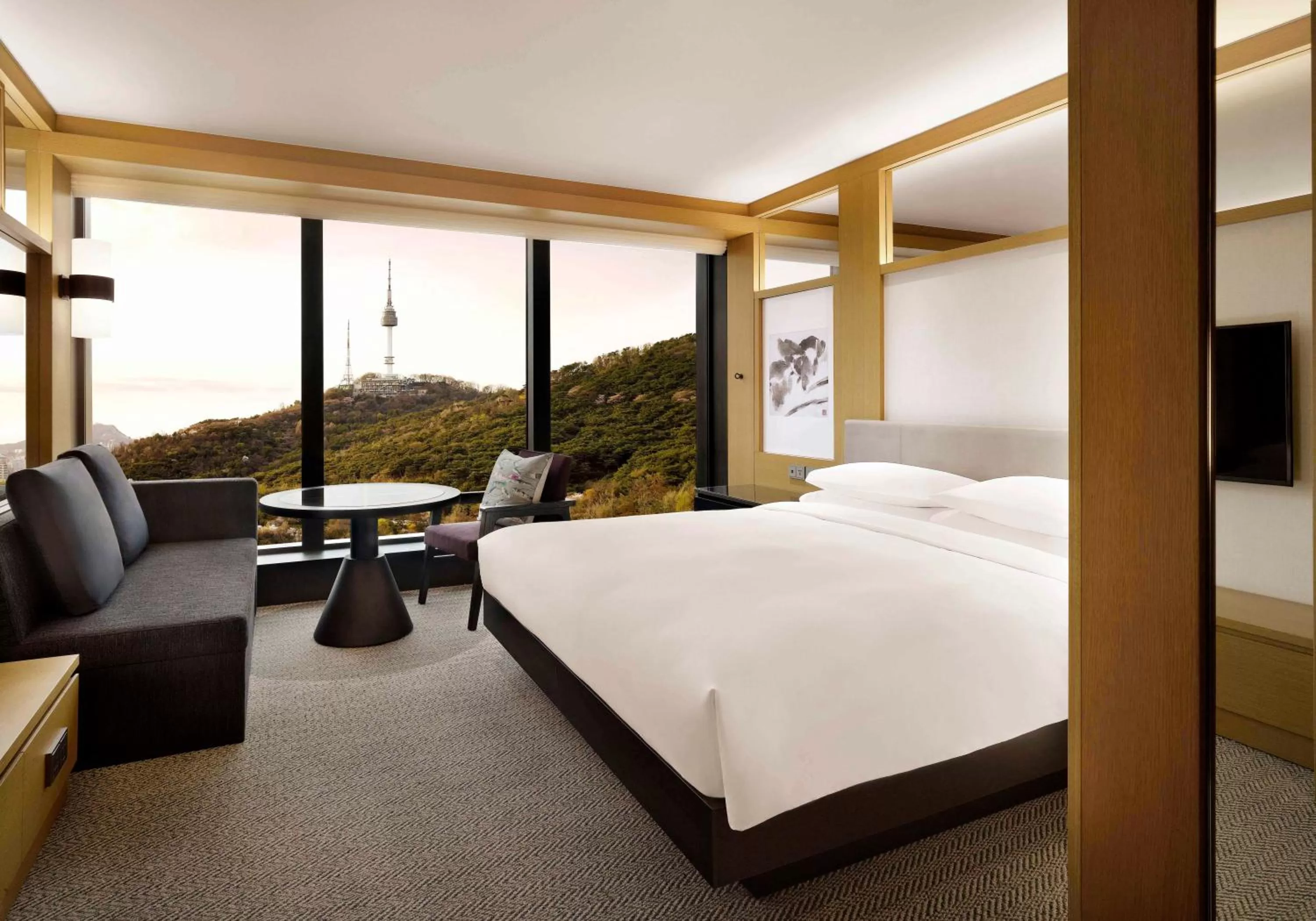 Mountain view, Bed in Grand Hyatt Seoul