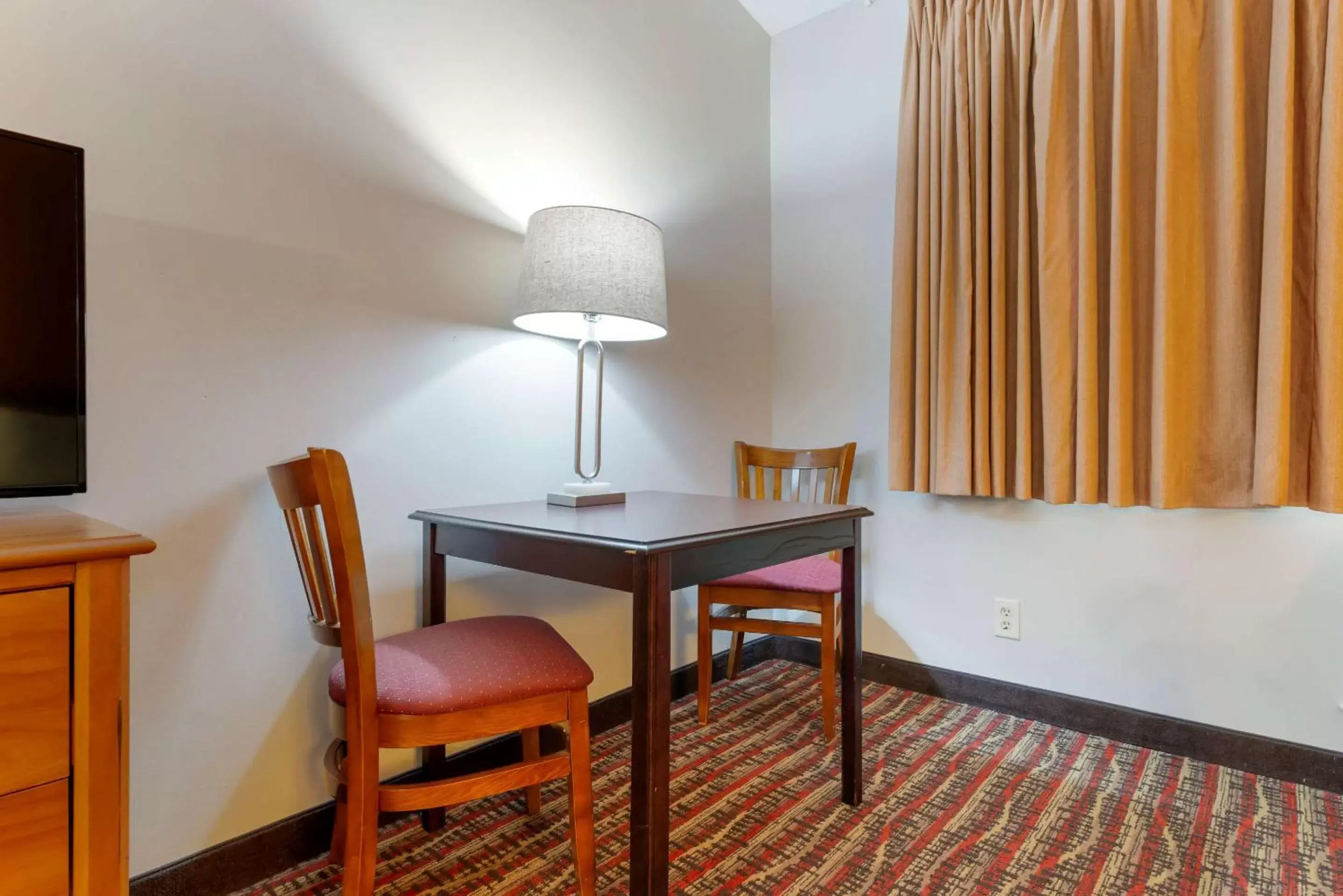 Photo of the whole room, Dining Area in Econo Lodge Lakeview