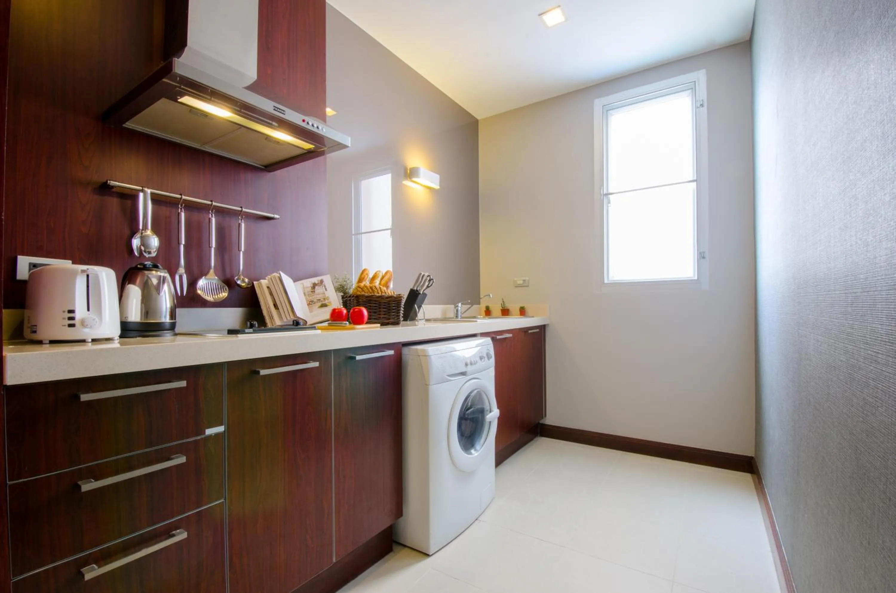 Kitchen or kitchenette in Grand Mercure Bangkok Asoke Residence