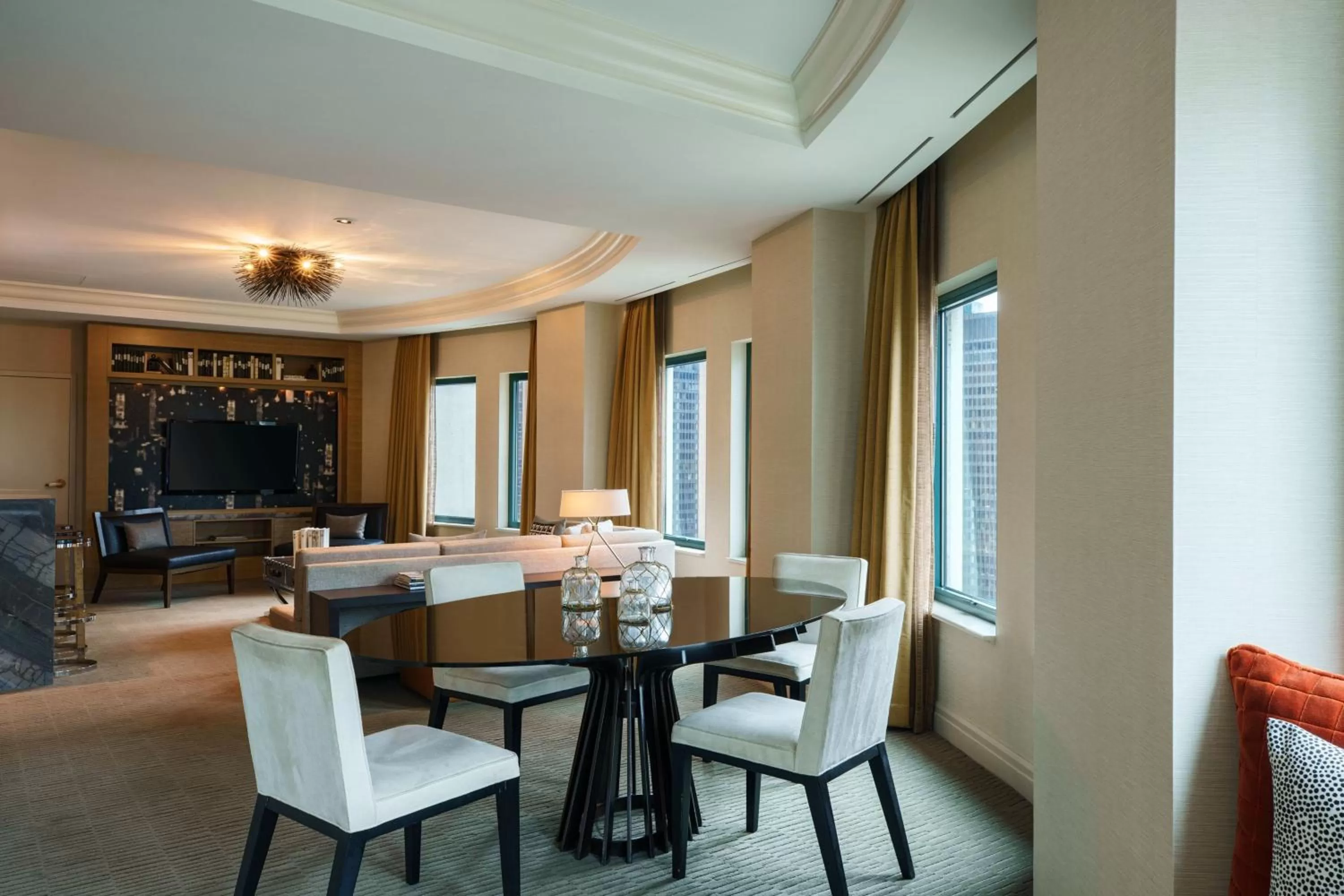 Living room in Sheraton Grand Chicago Riverwalk