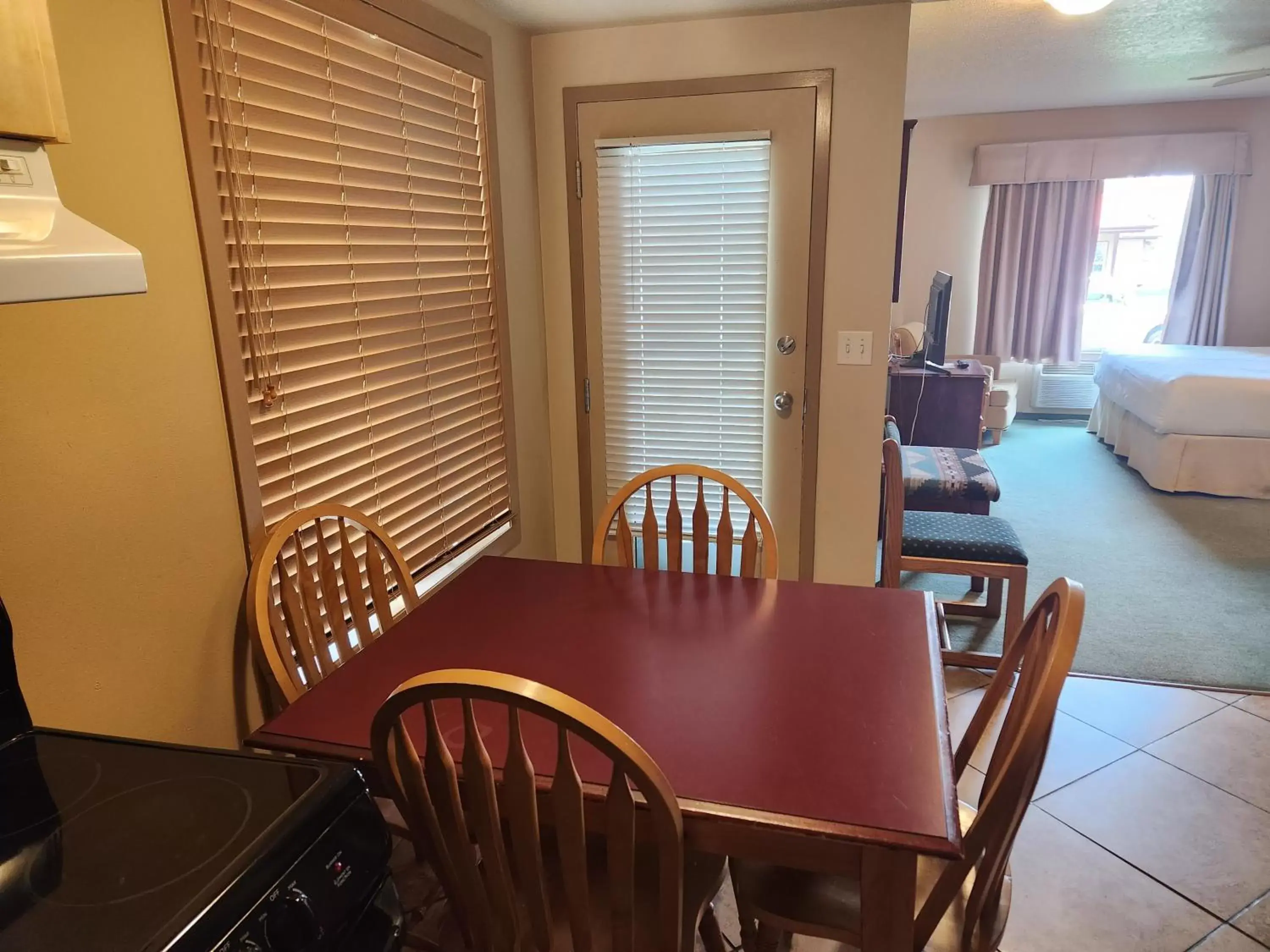 Kitchen or kitchenette, Dining Area in Waterton Lakes Lodge Resort