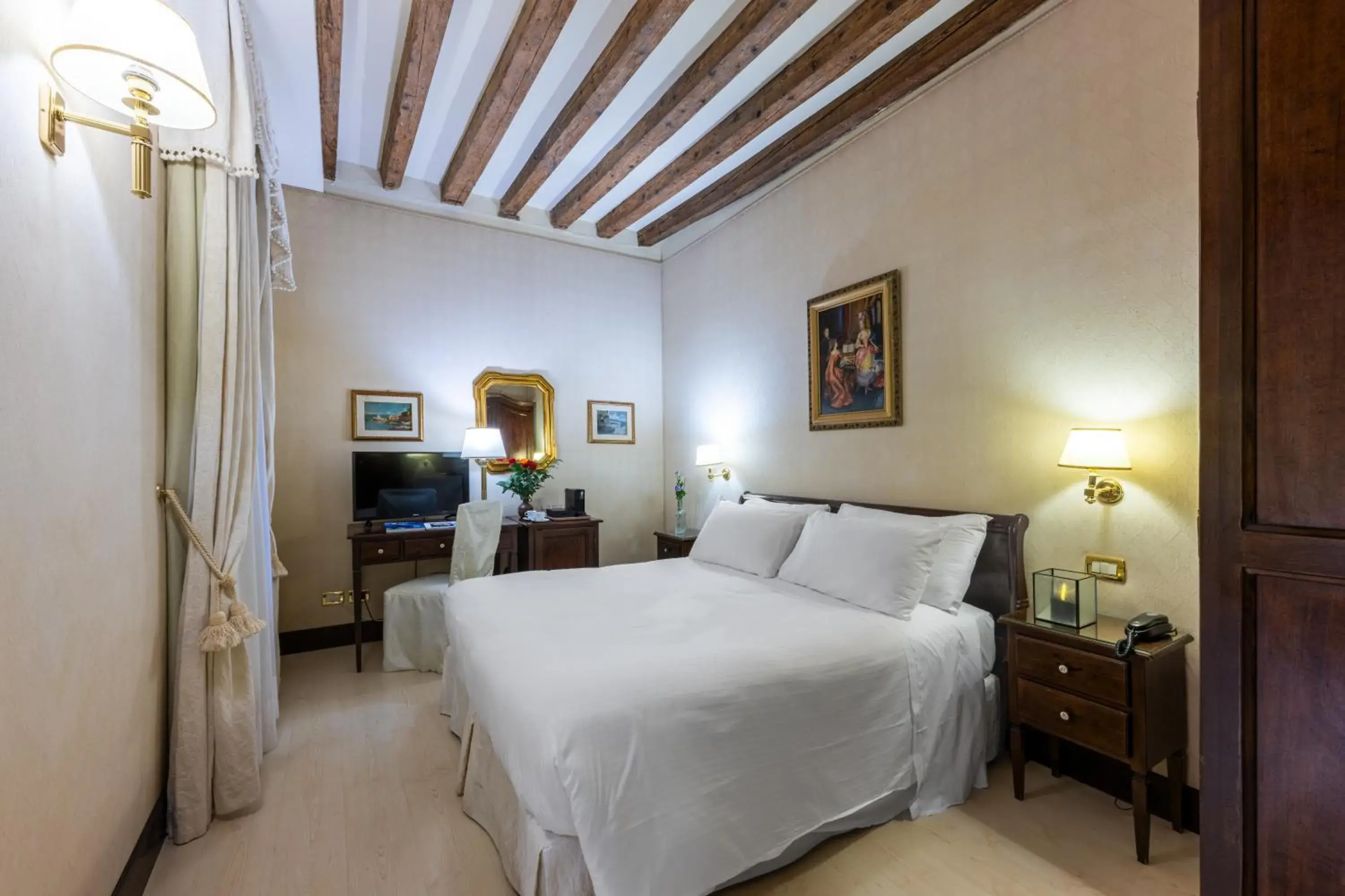Photo of the whole room, Bed in Ca' Del Nobile