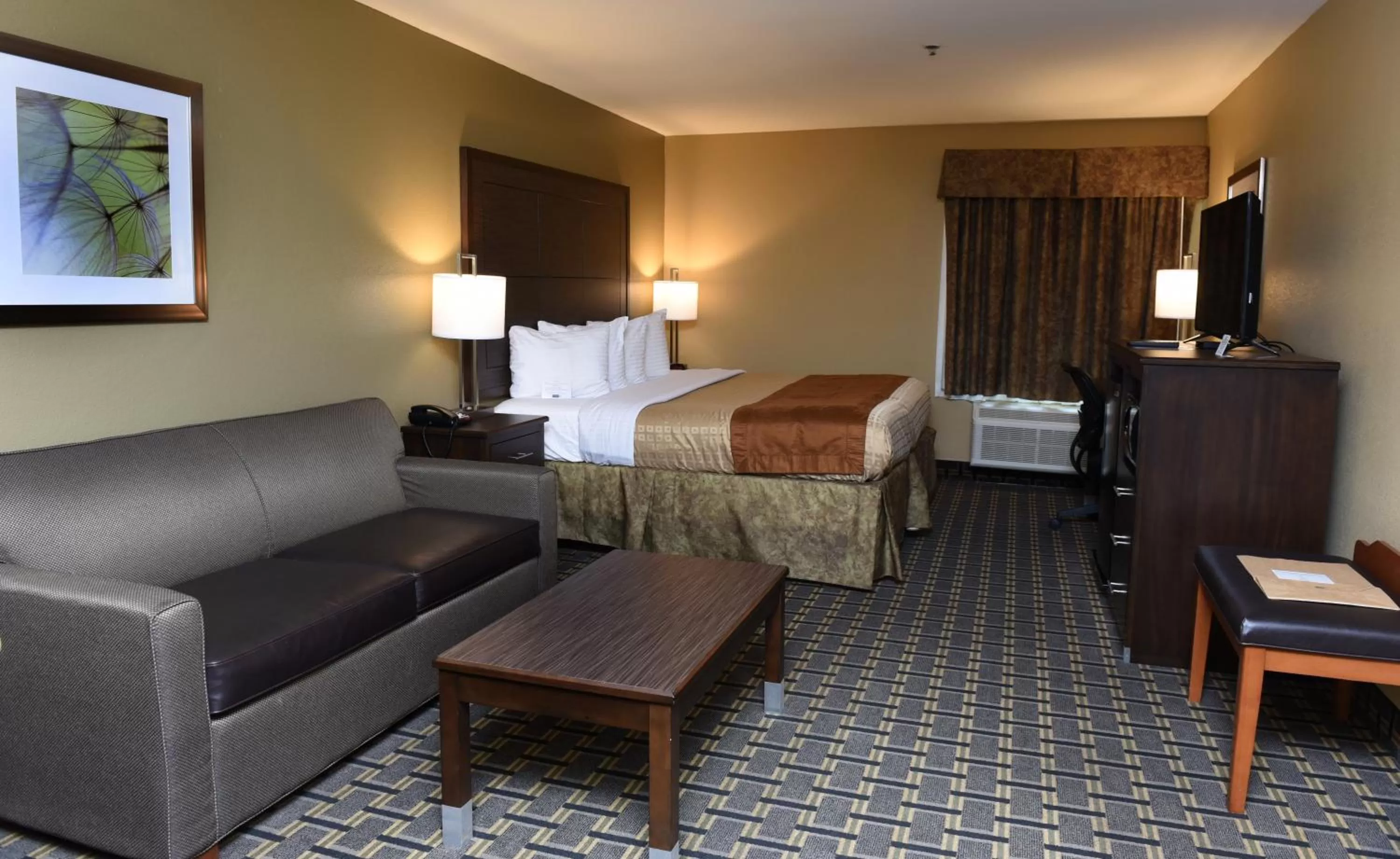 Photo of the whole room, Bed in Best Western Zachary Inn