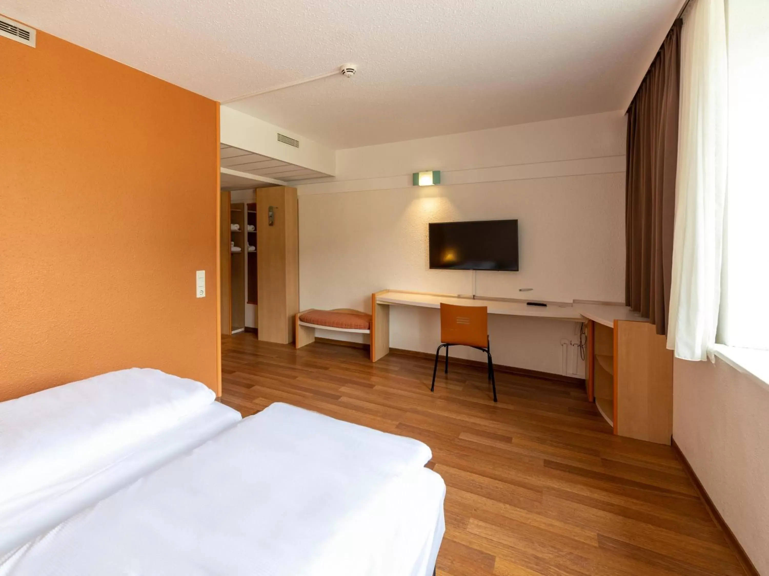 Photo of the whole room, TV/Entertainment Center in B&B Hotel Duisburg Hbf-Nord