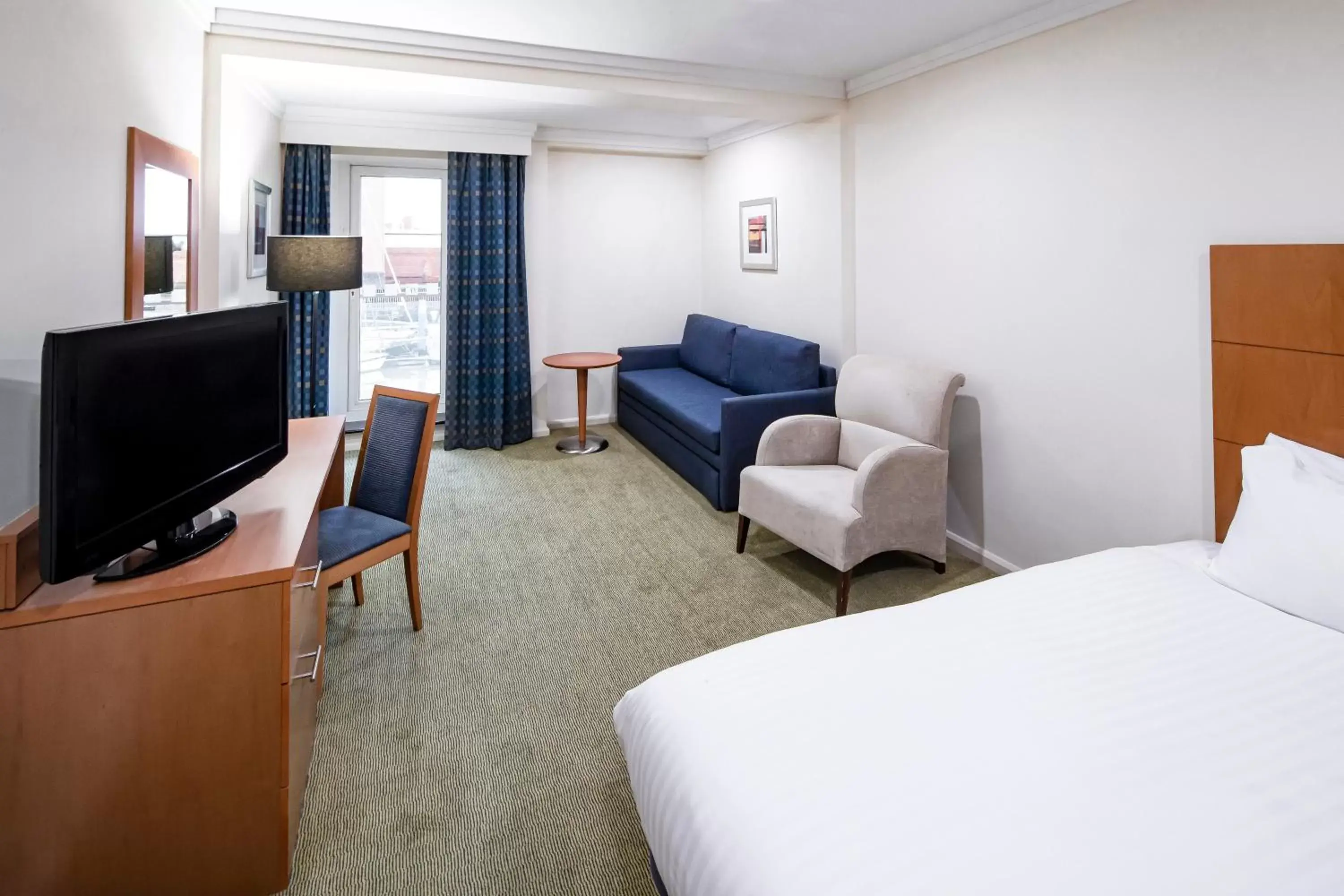 Bedroom, TV/Entertainment Center in Holiday Inn Hull Marina, an IHG Hotel